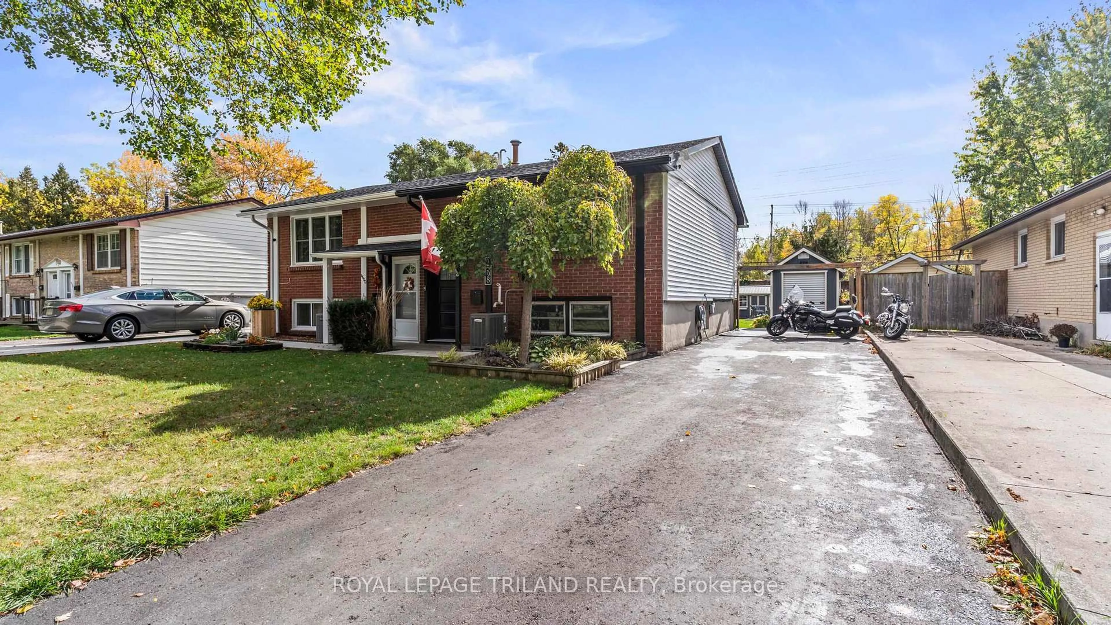 A pic from outside/outdoor area/front of a property/back of a property/a pic from drone, street for 1598 NAIRN Ave, London East Ontario N5V 2P2