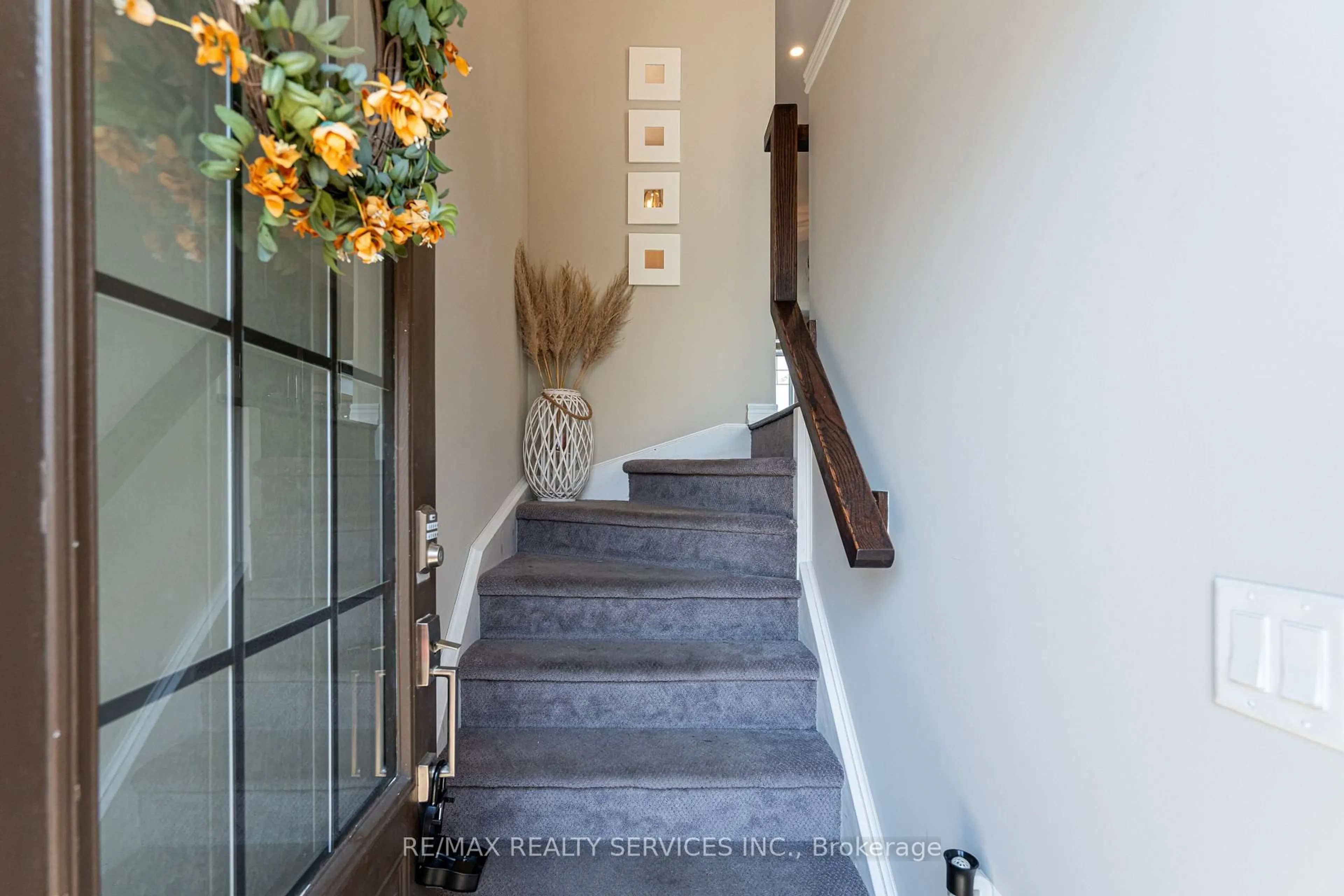 Indoor entryway for 1890 Rymal Rd #122, Hamilton Ontario L0R 1P0