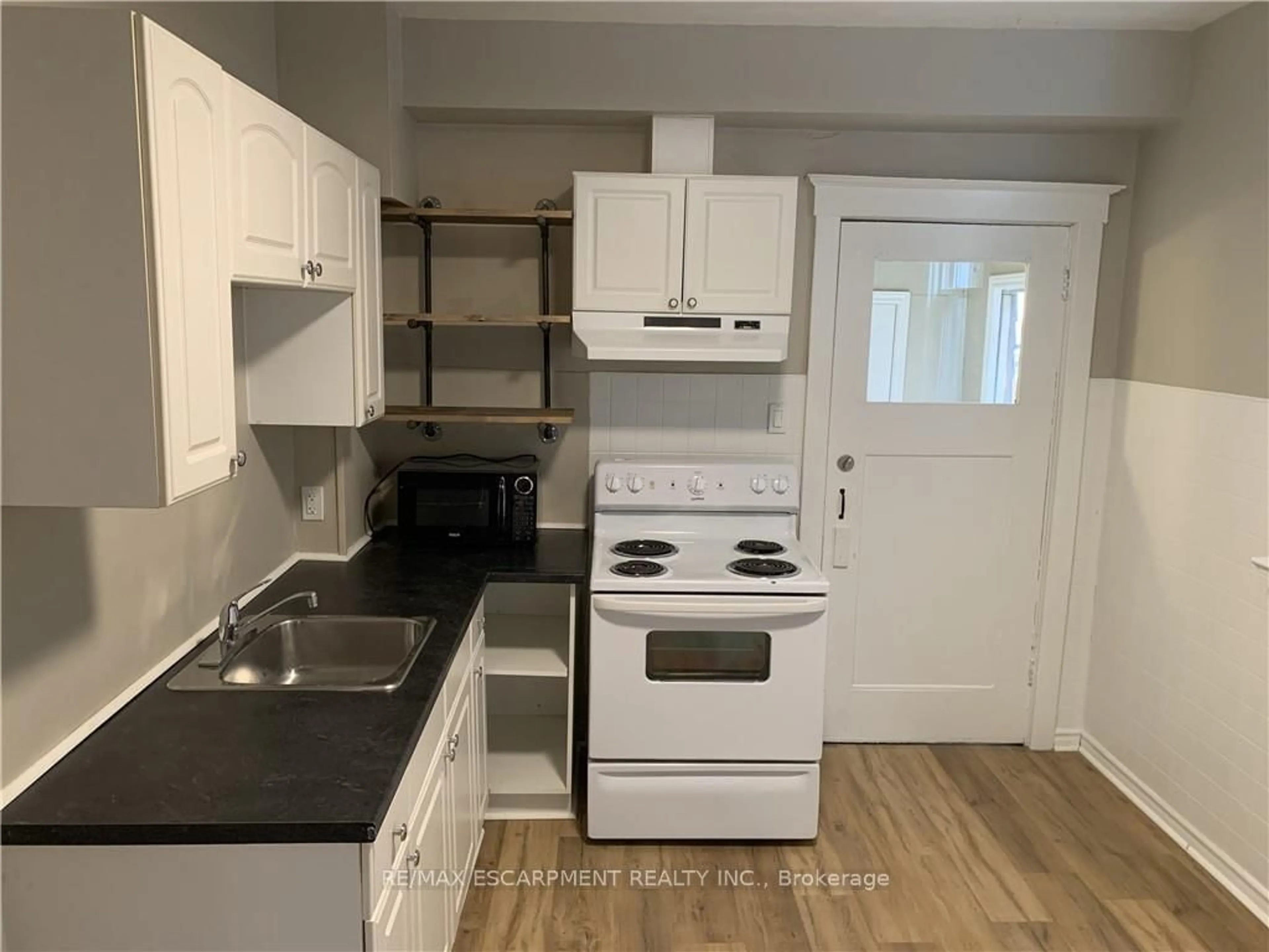 Standard kitchen, wood/laminate floor for 62 Barnesdale Ave, Hamilton Ontario L8M 2V4