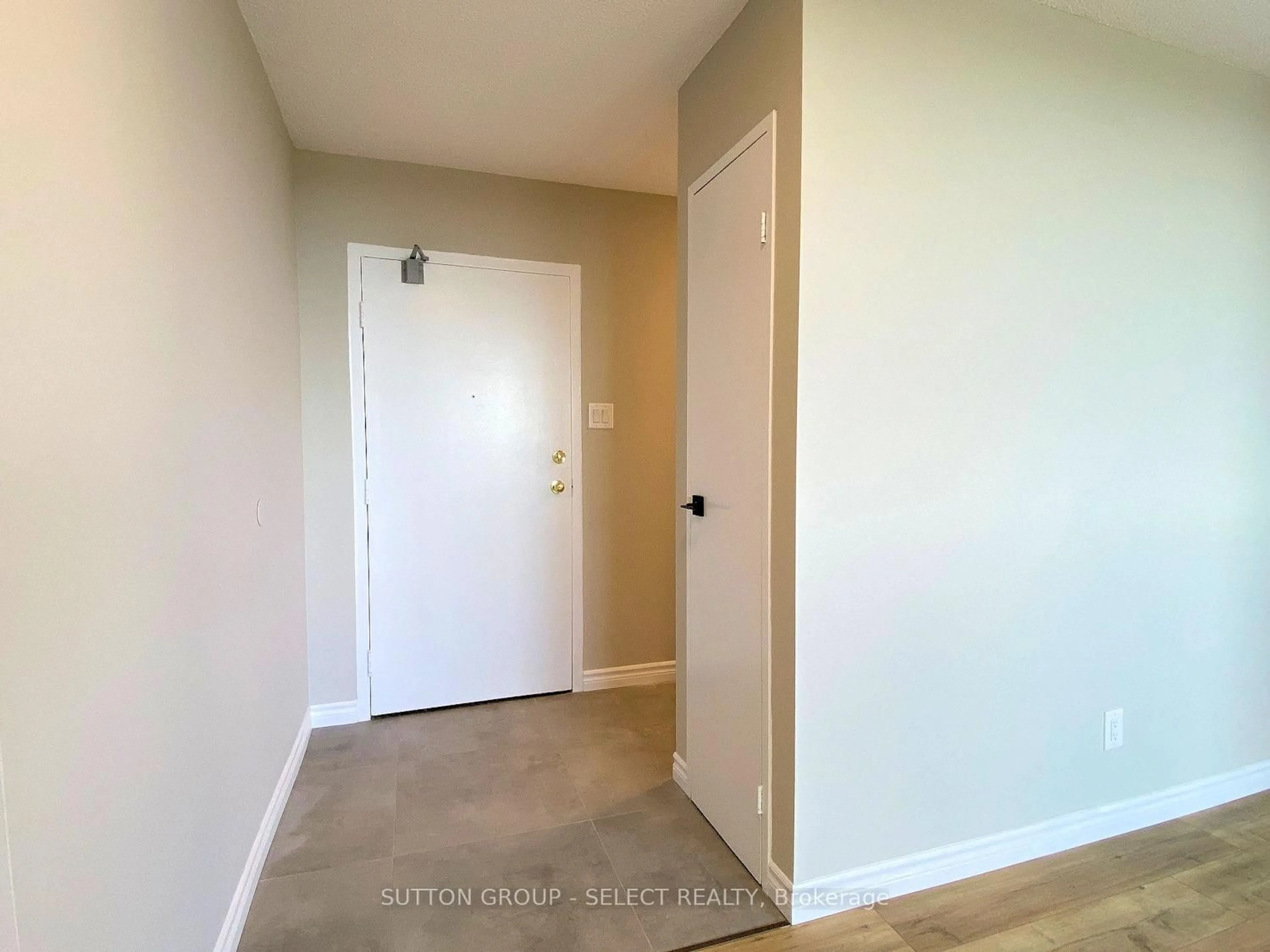 Indoor entryway for 1105 Jalna Blvd #804, London South Ontario N6E 2S9