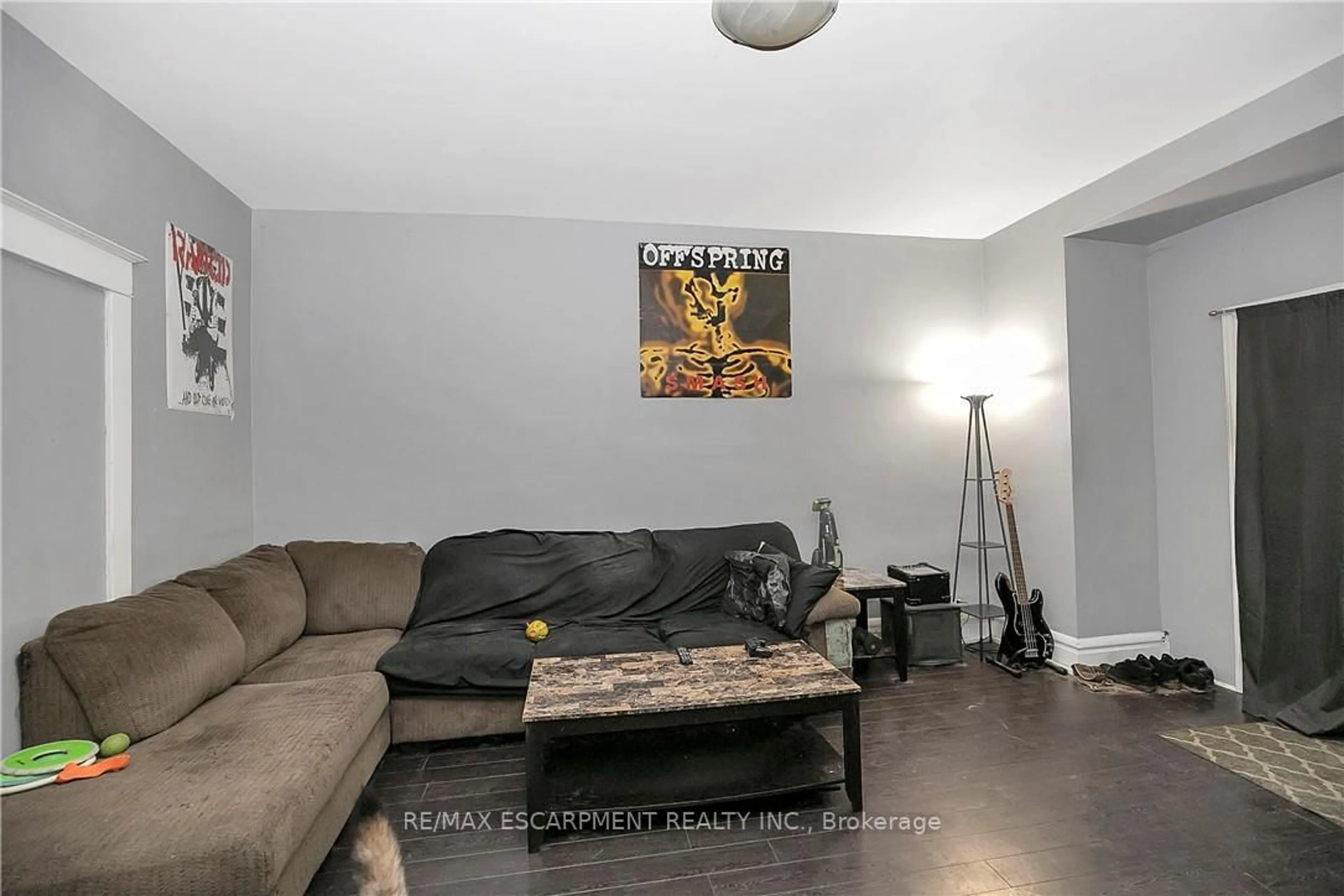 Living room with furniture, wood/laminate floor for 133 Park Row, Hamilton Ontario L8E 4E7