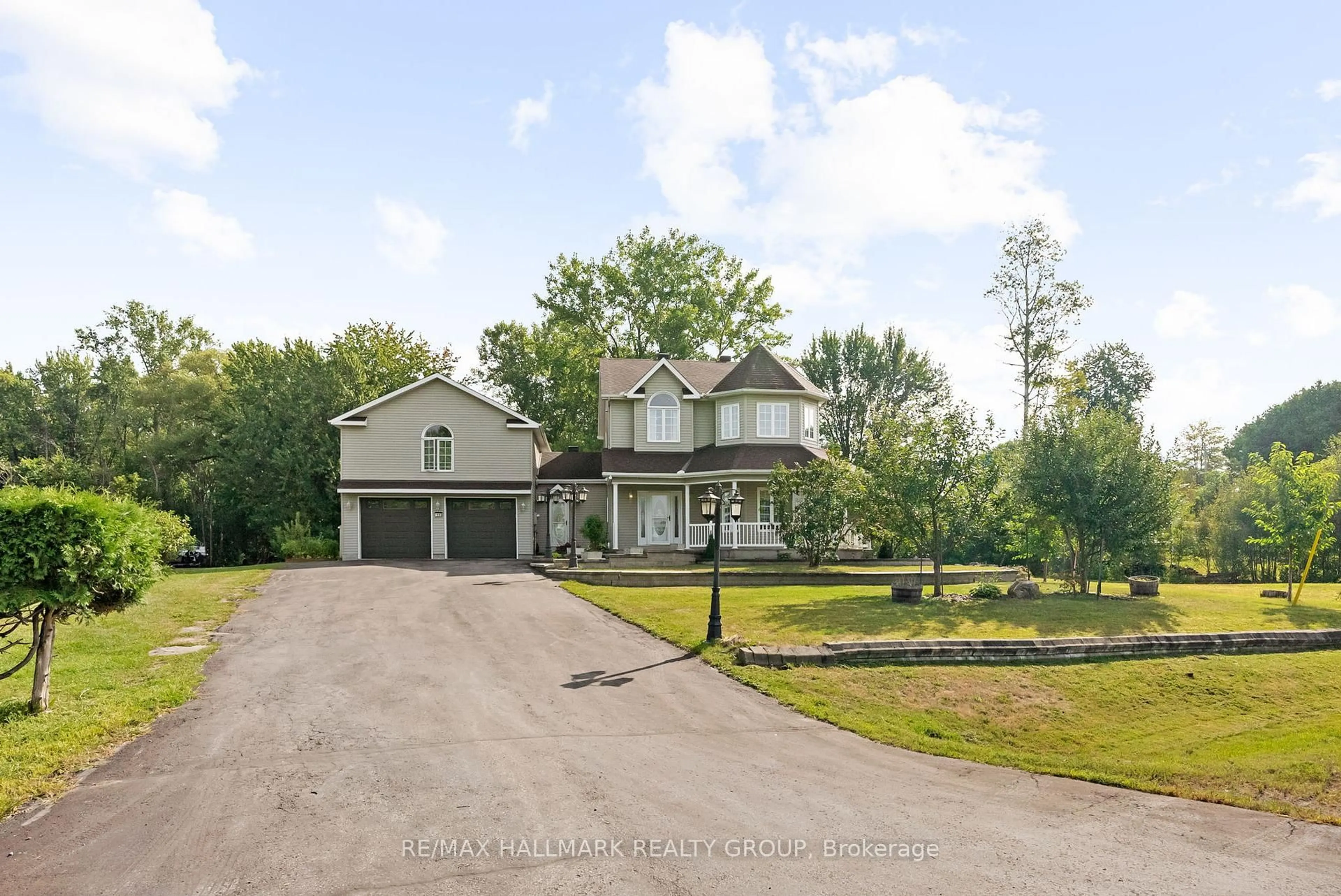 A pic from outside/outdoor area/front of a property/back of a property/a pic from drone, street for 115 Pigeon St, Clarence-Rockland Ontario K4K 1J8
