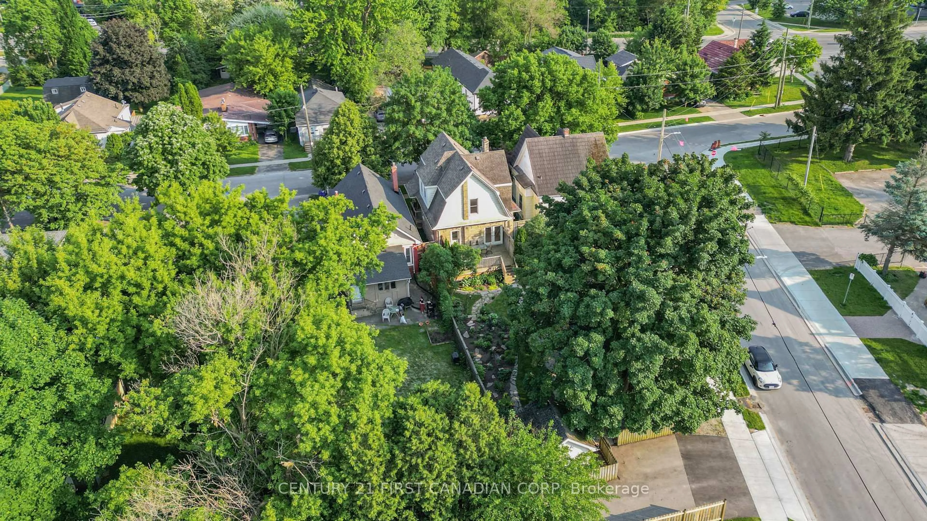 A pic from outside/outdoor area/front of a property/back of a property/a pic from drone, street for 171 Mount Pleasant Ave, London North Ontario N6H 1E3