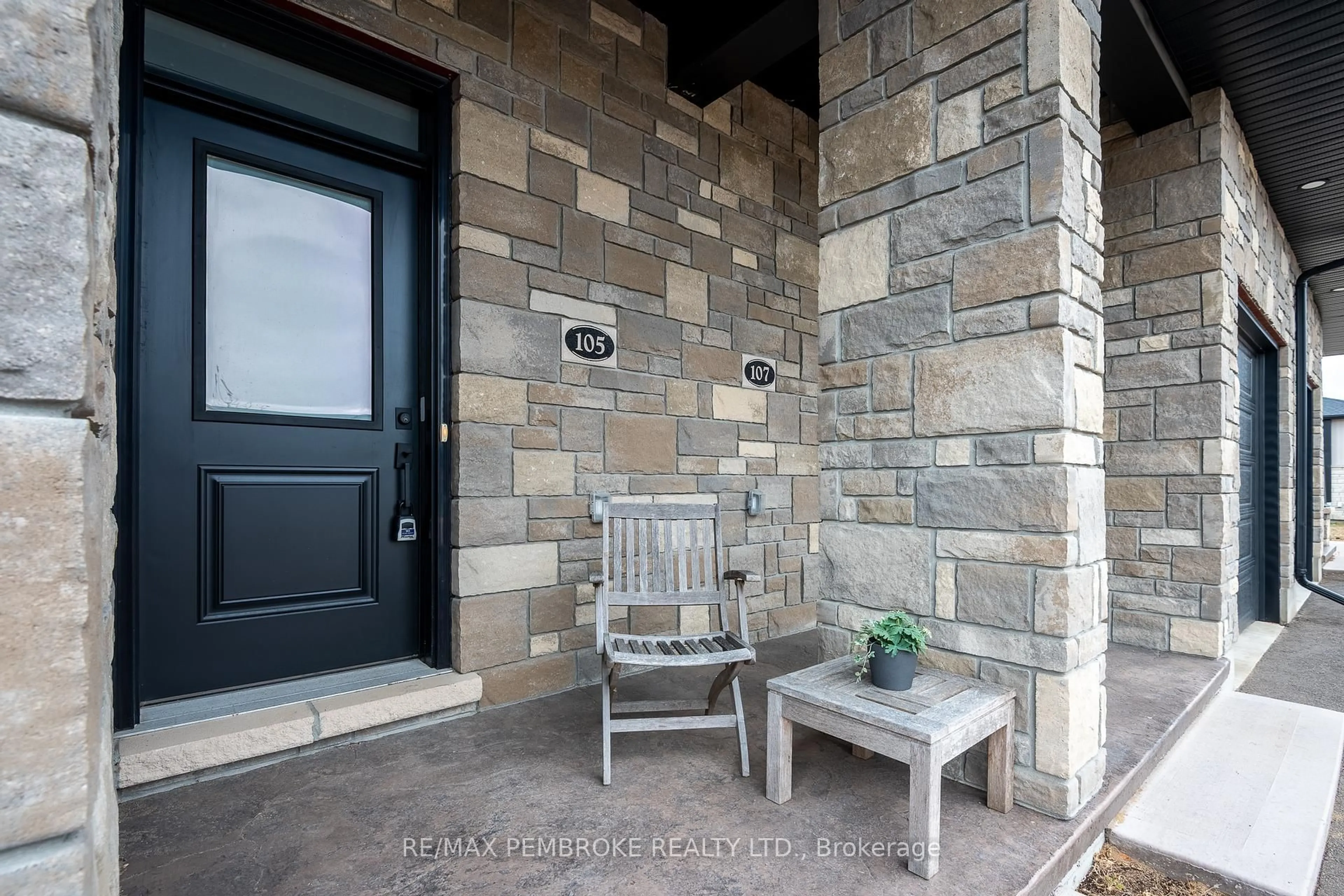 Indoor entryway for 105 Chad St, Petawawa Ontario K8H 0G9