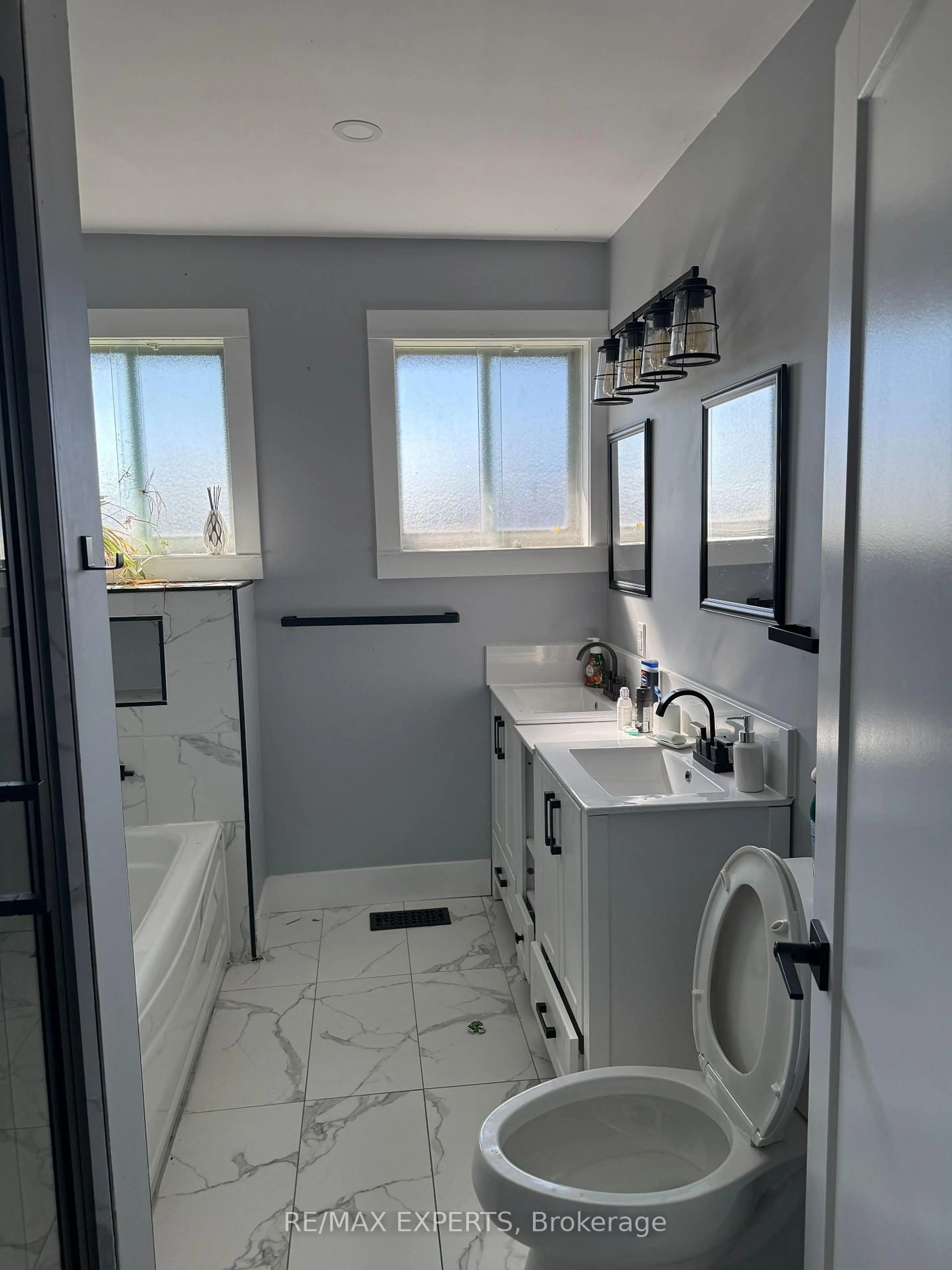 Standard bathroom, ceramic/tile floor for 2765 Garrison Rd, Fort Erie Ontario L0S 1N0