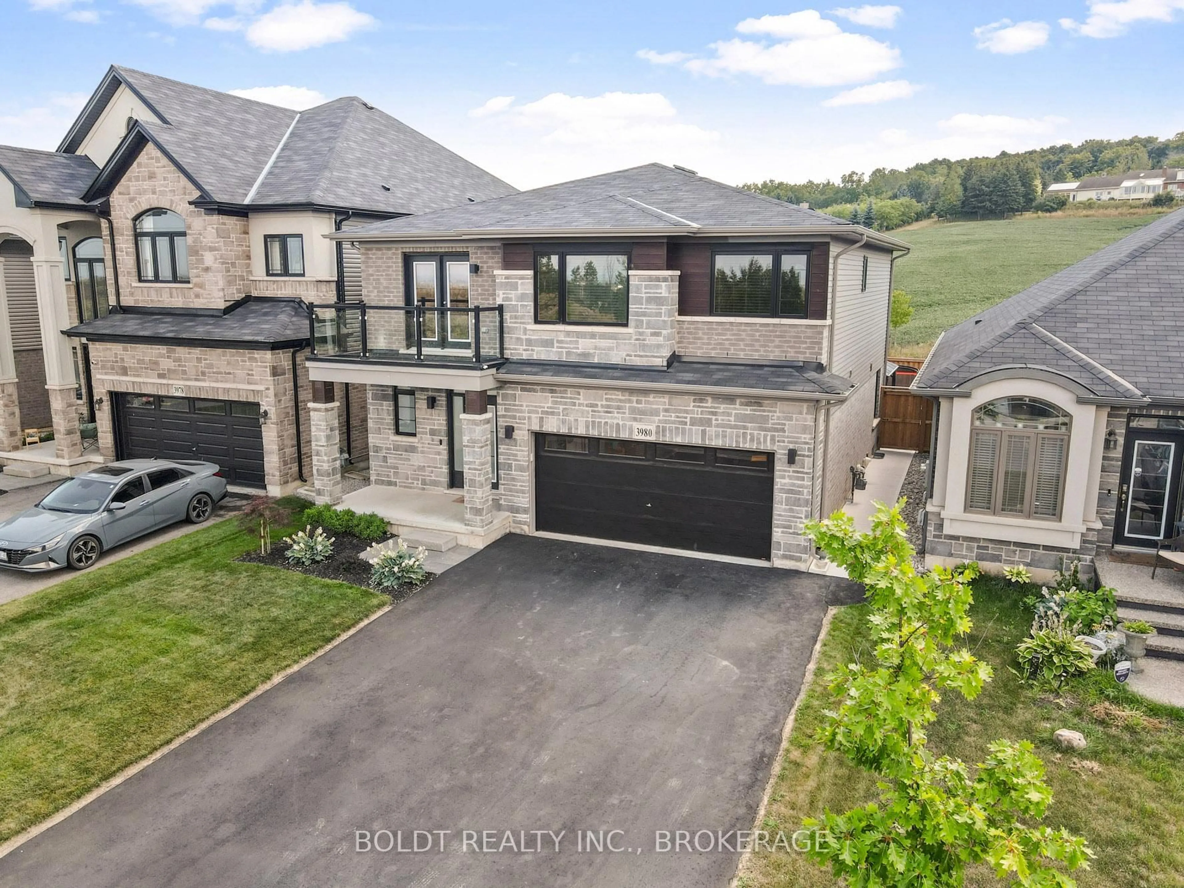 A pic from outside/outdoor area/front of a property/back of a property/a pic from drone, street for 3980 Highland Park Dr, Lincoln Ontario L3J 0T1