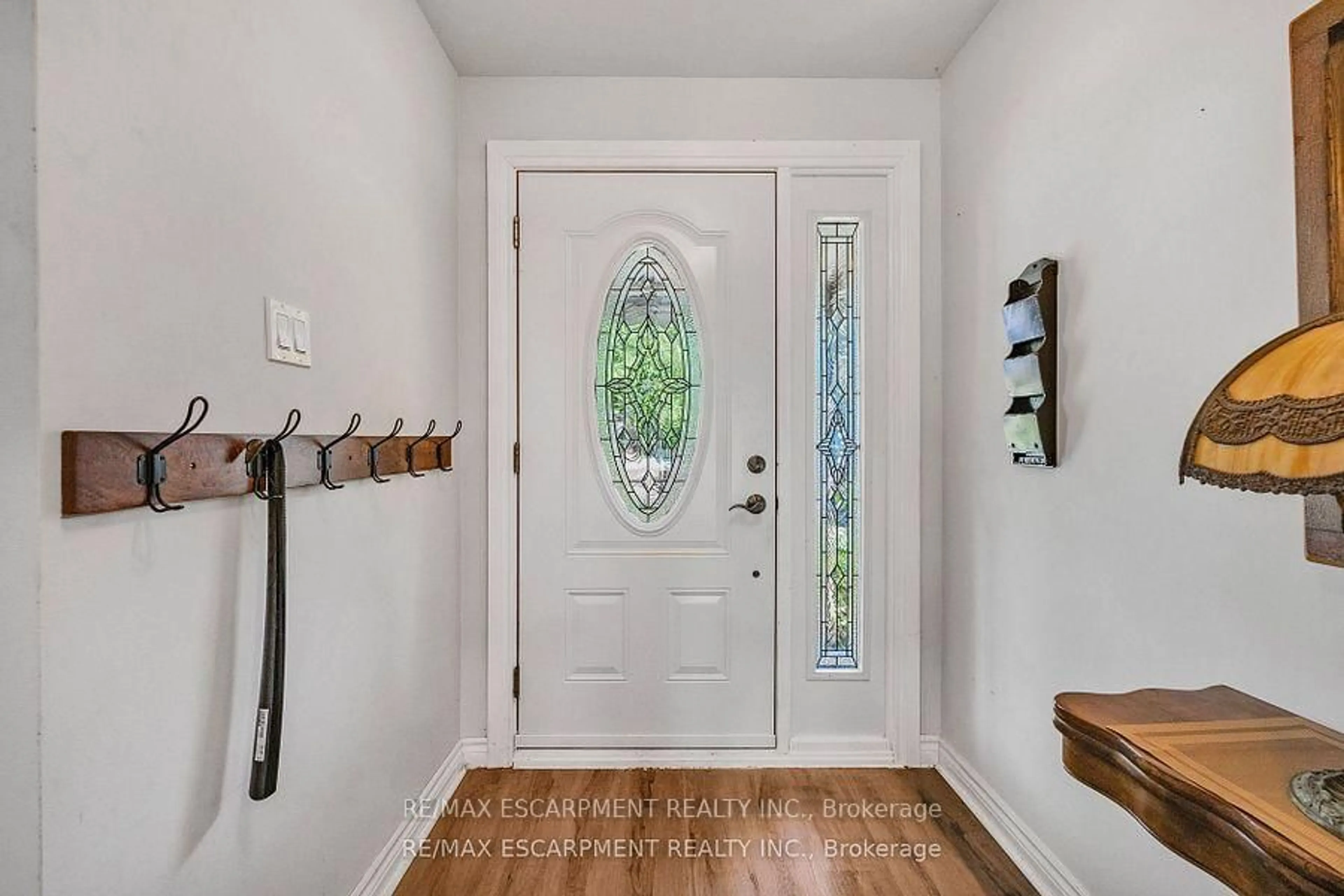 Indoor entryway for 172 Old Ancaster Rd, Hamilton Ontario L9H 3R4