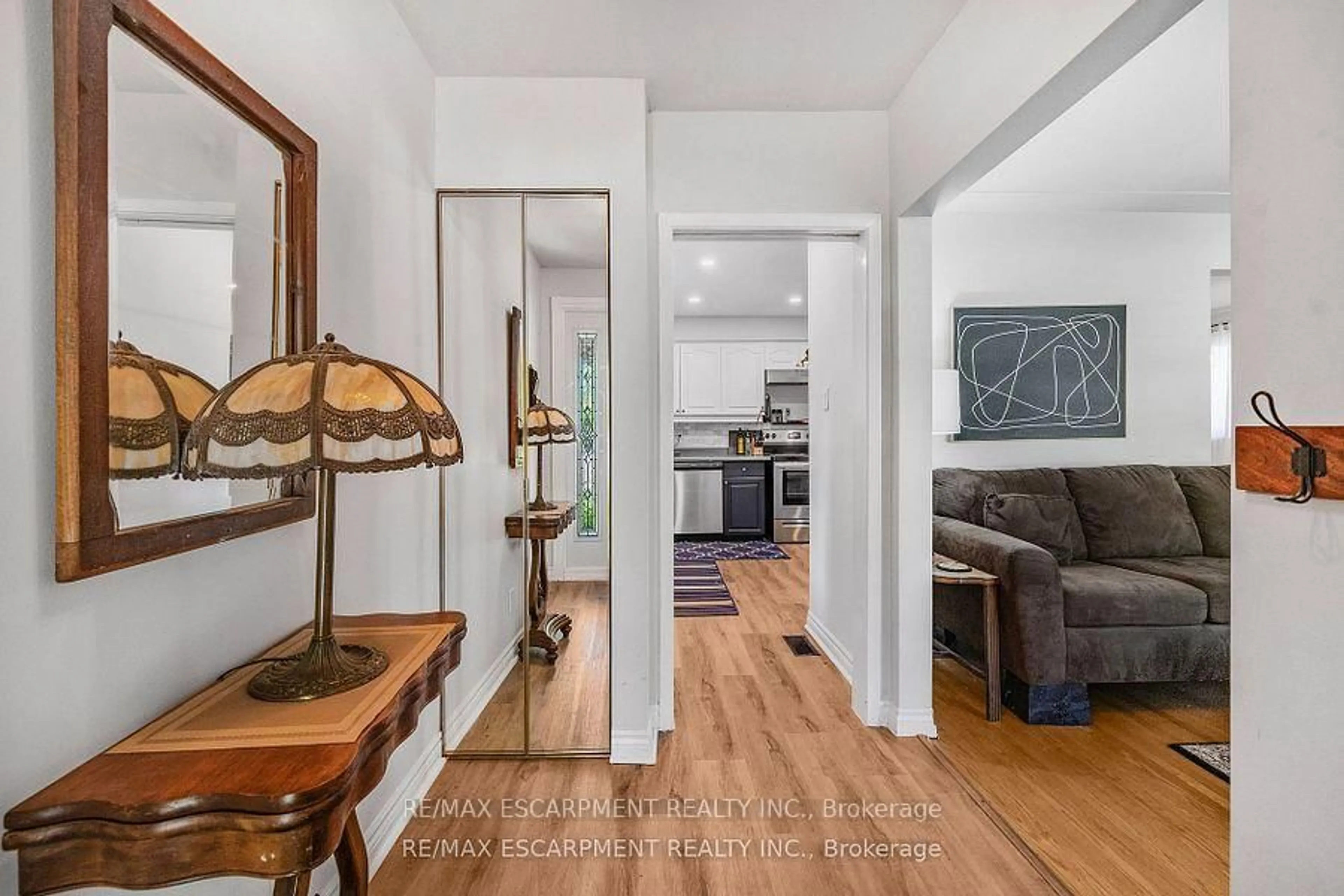 Indoor entryway for 172 Old Ancaster Rd, Hamilton Ontario L9H 3R4