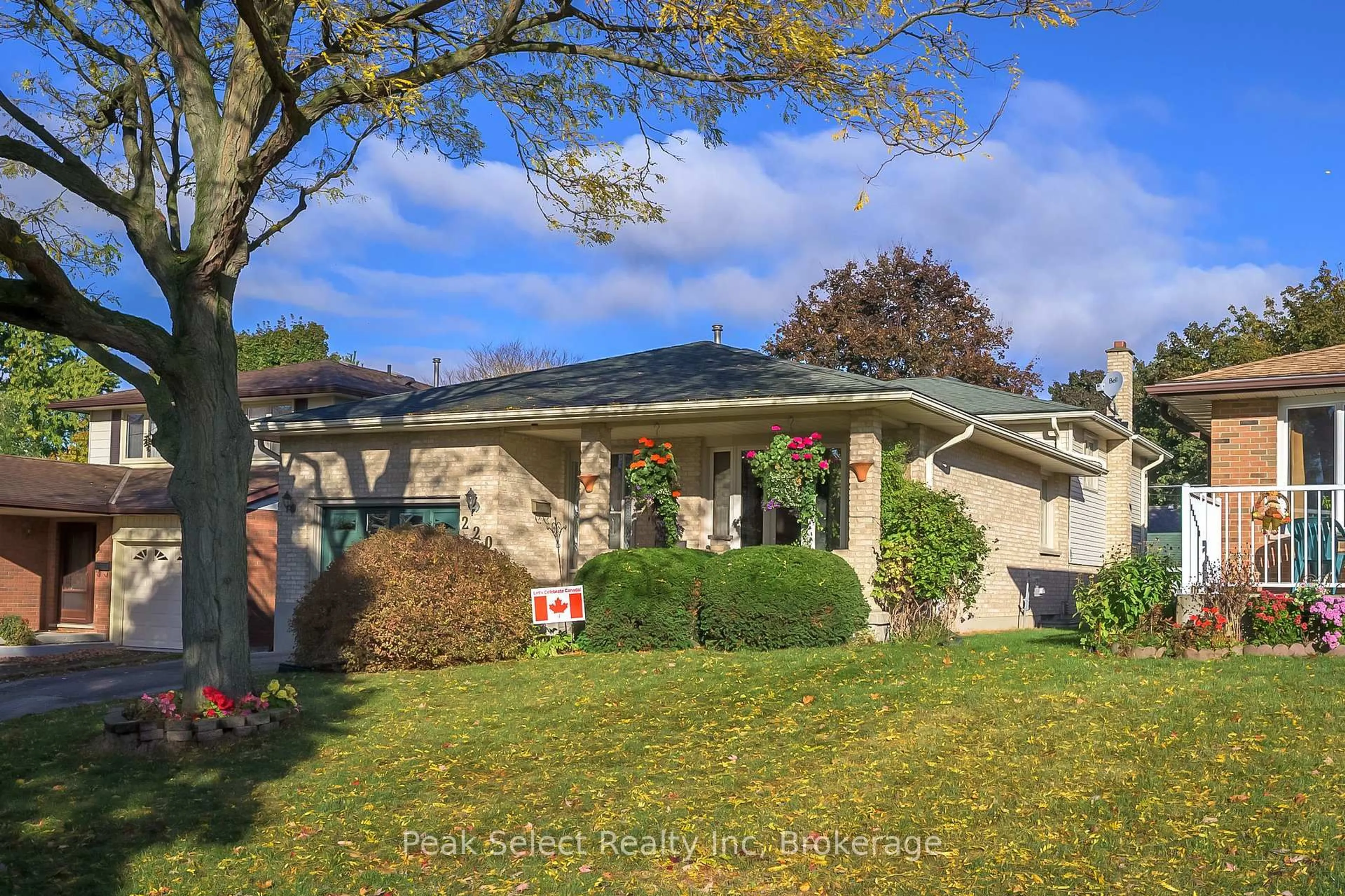 Home with vinyl exterior material, street for 220 Regal Dr, London East Ontario N5Y 4Z8