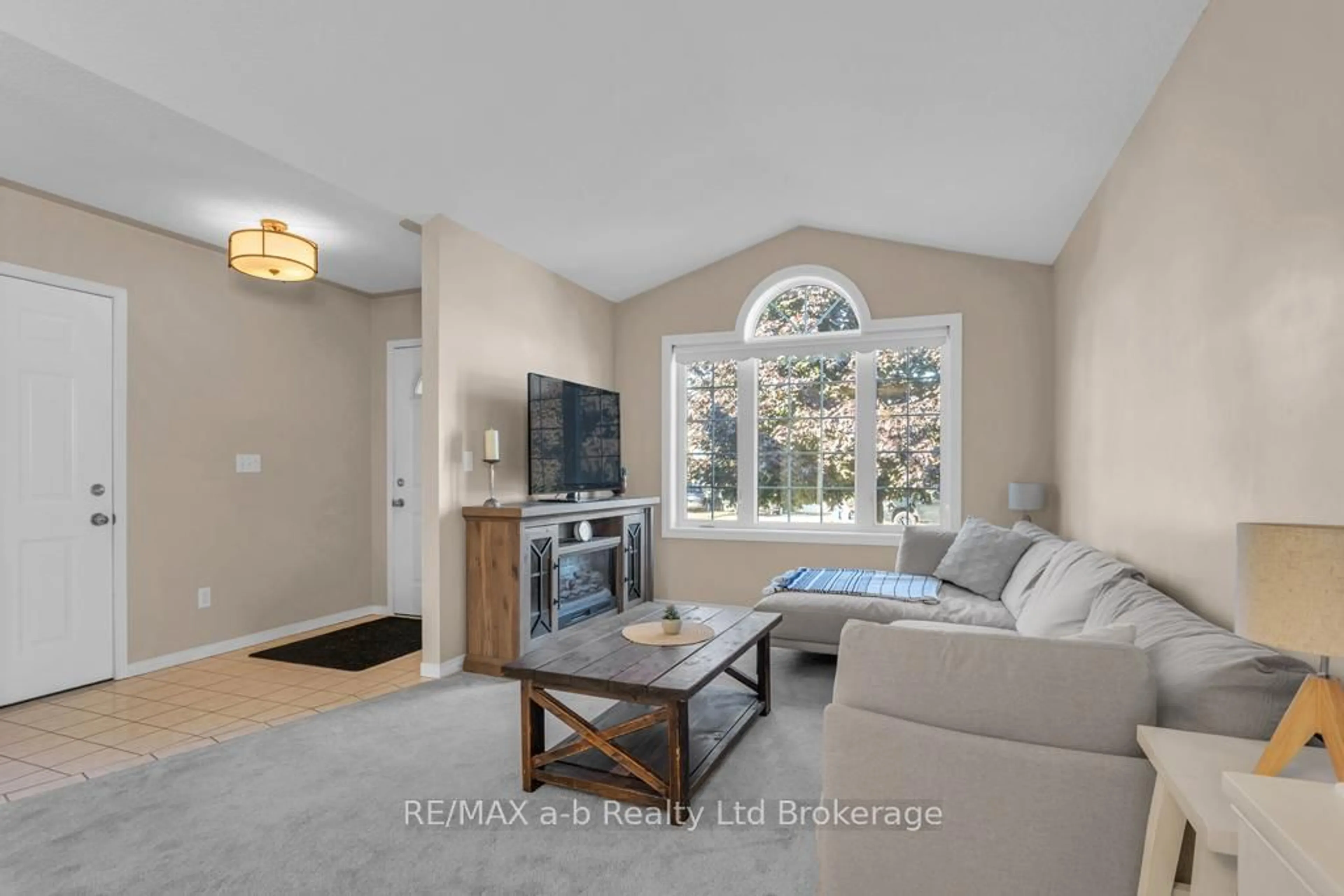 Living room with furniture, unknown for 32 Magnolia Dr, Tillsonburg Ontario N4G 5N9