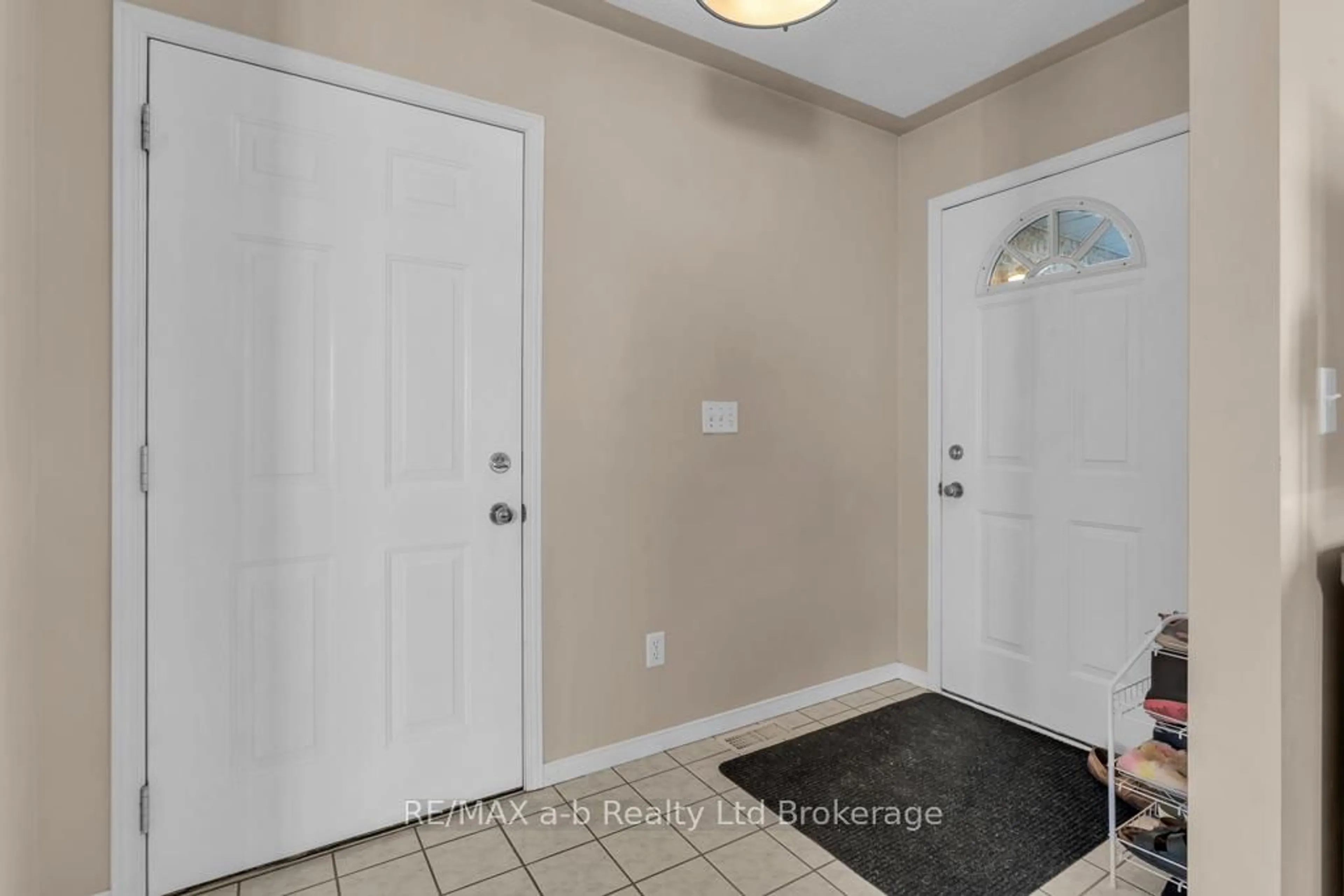Indoor entryway for 32 Magnolia Dr, Tillsonburg Ontario N4G 5N9