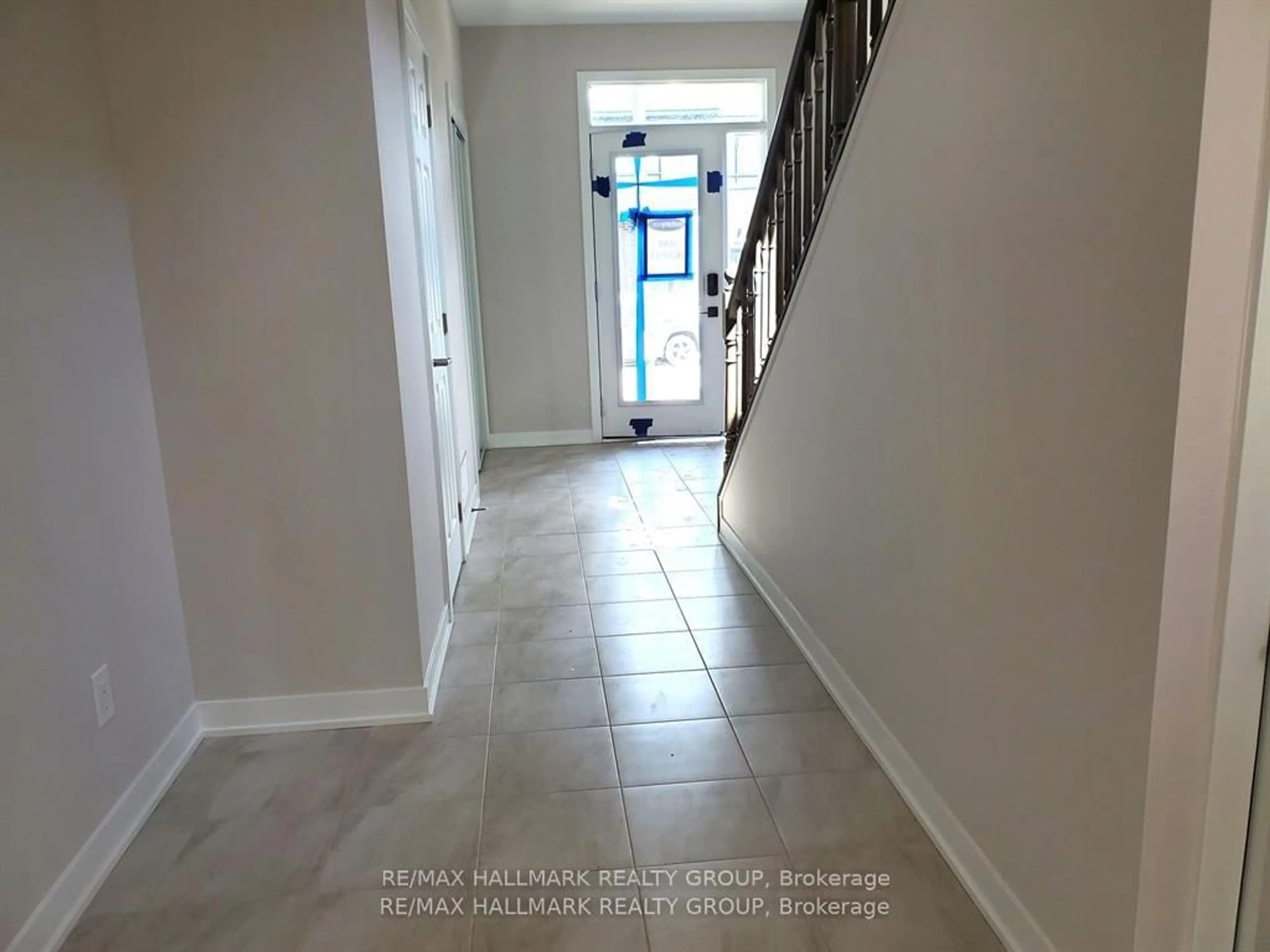 Indoor entryway for 610 Fenwick Way, Ottawa Ontario K2J 7E5