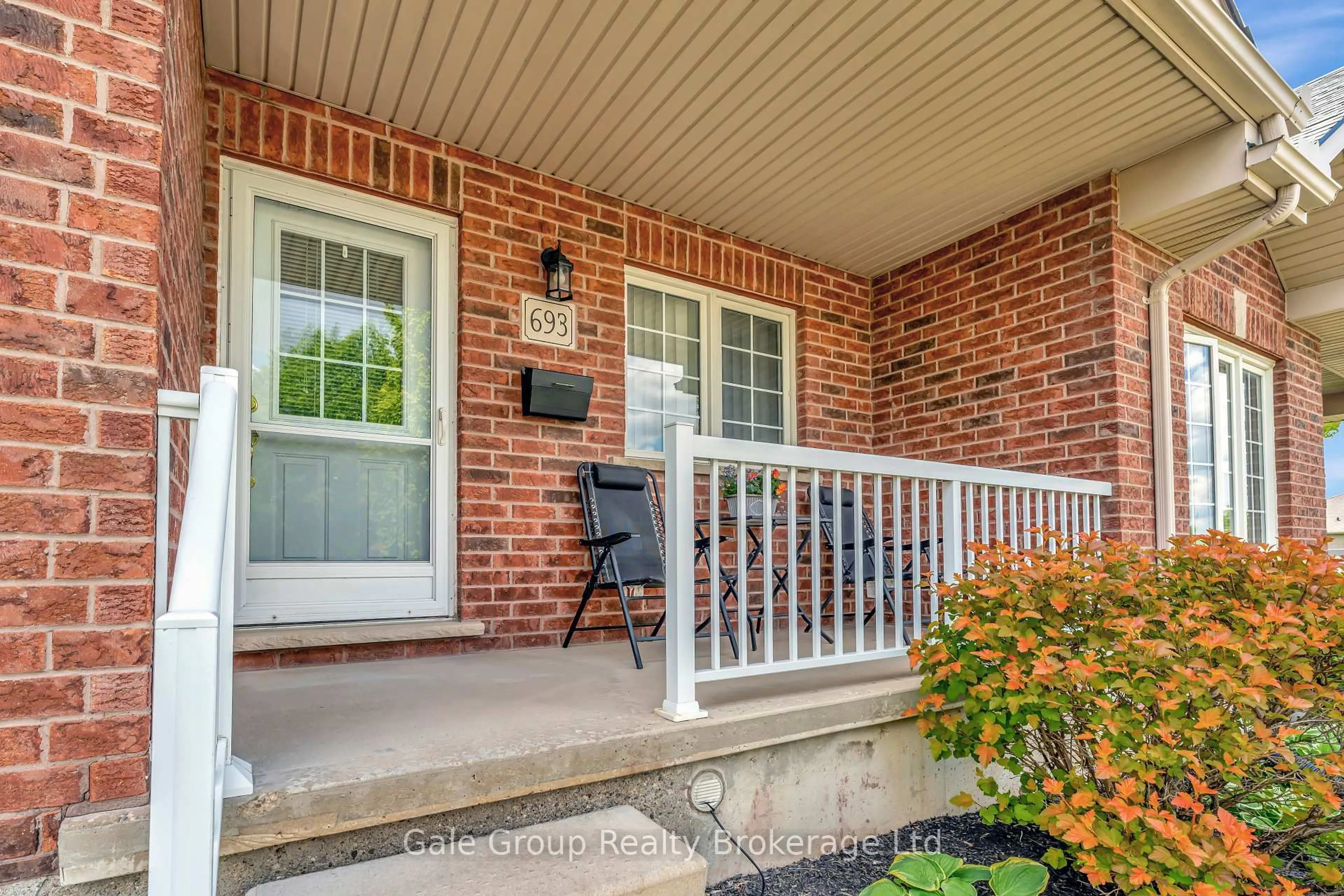 Indoor entryway for 693 Southwood Way, Woodstock Ontario N4V 1H5