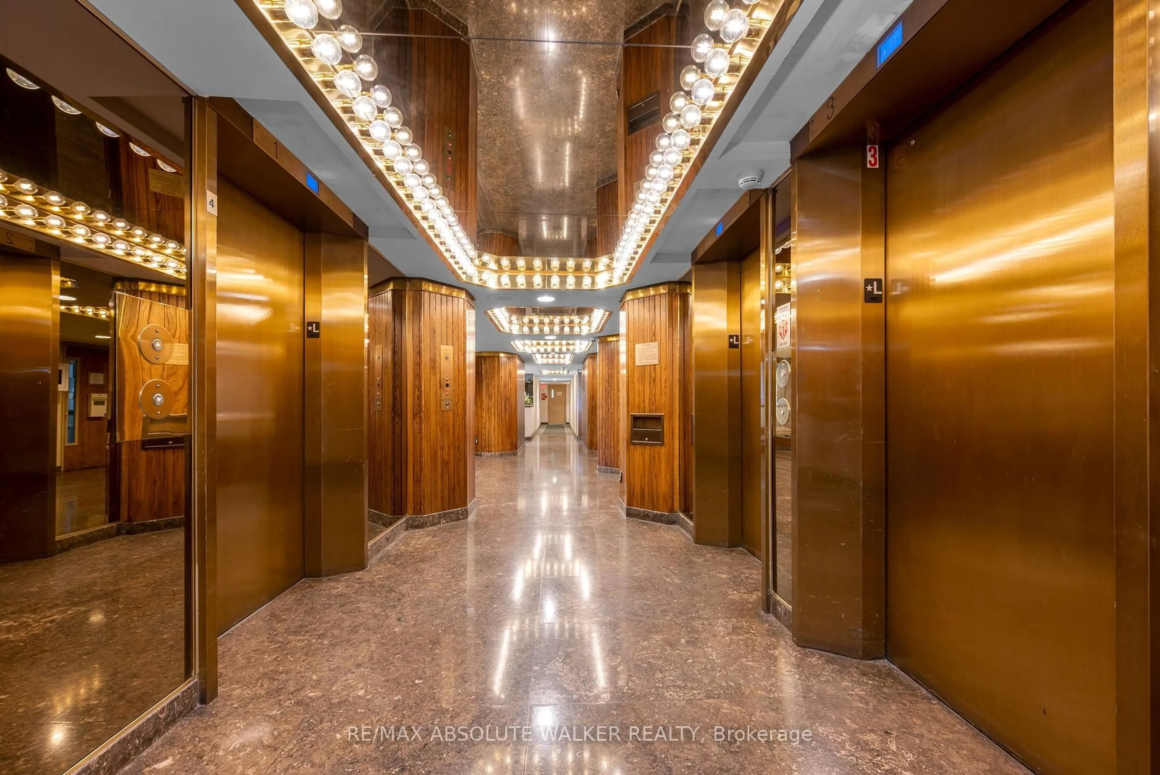 Indoor foyer for 2871 Richmond Rd #414, Ottawa Ontario K2B 8M5