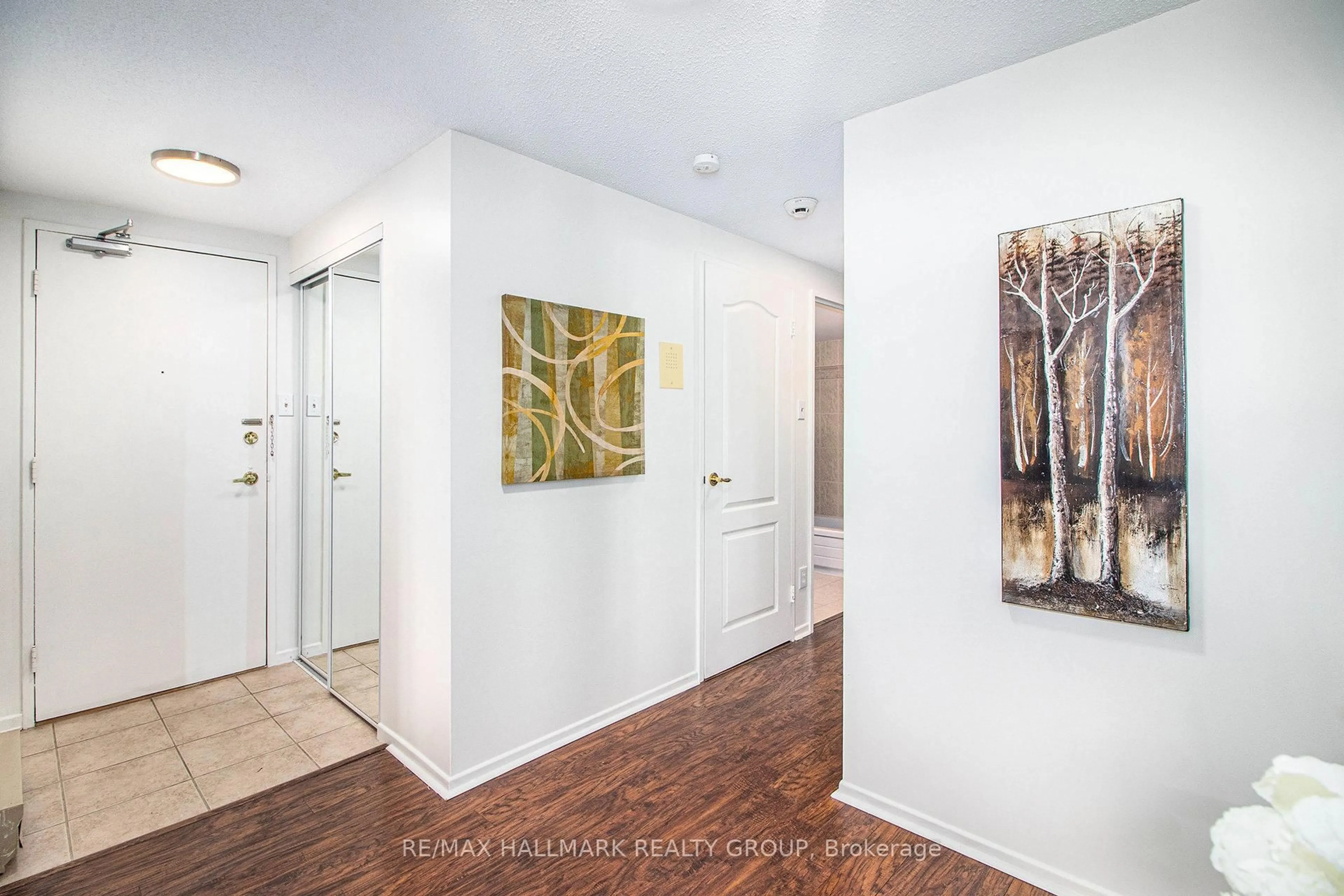 Indoor entryway for 158C McArthur Ave #PH4, Ottawa Ontario K1L 8C9