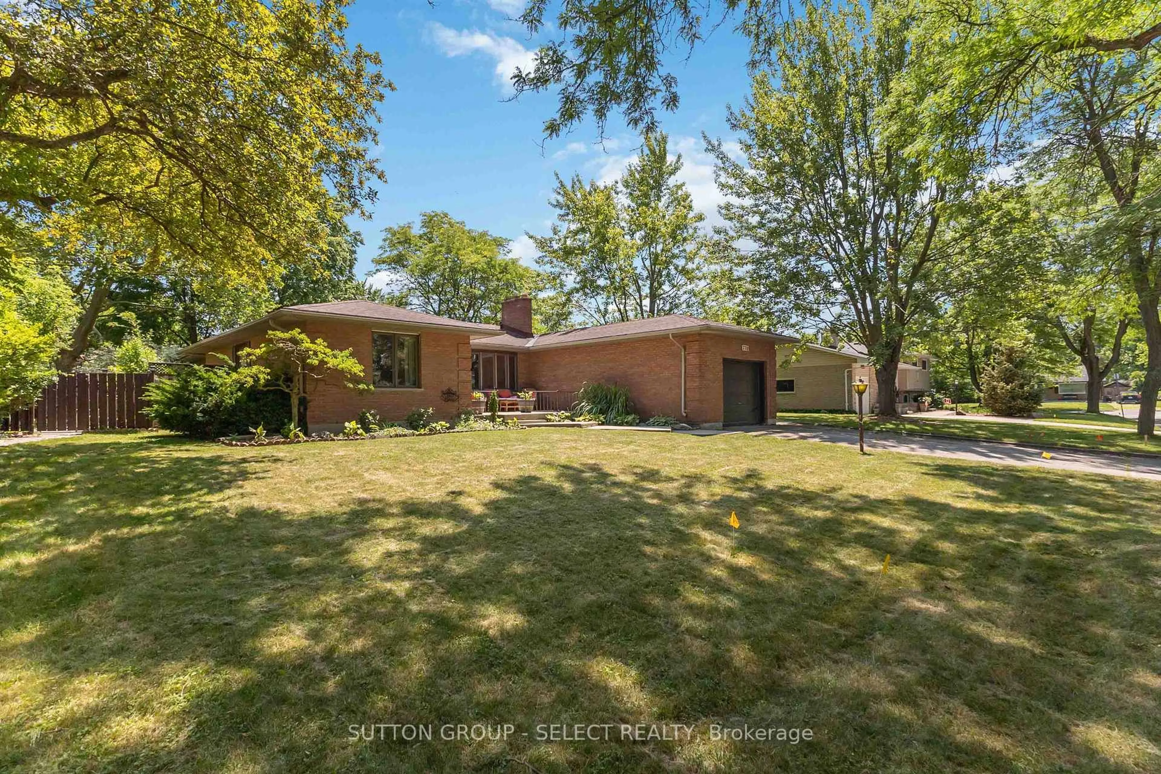 A pic from outside/outdoor area/front of a property/back of a property/a pic from drone, street for 770 Galloway Cres, London South Ontario N6J 2Y7