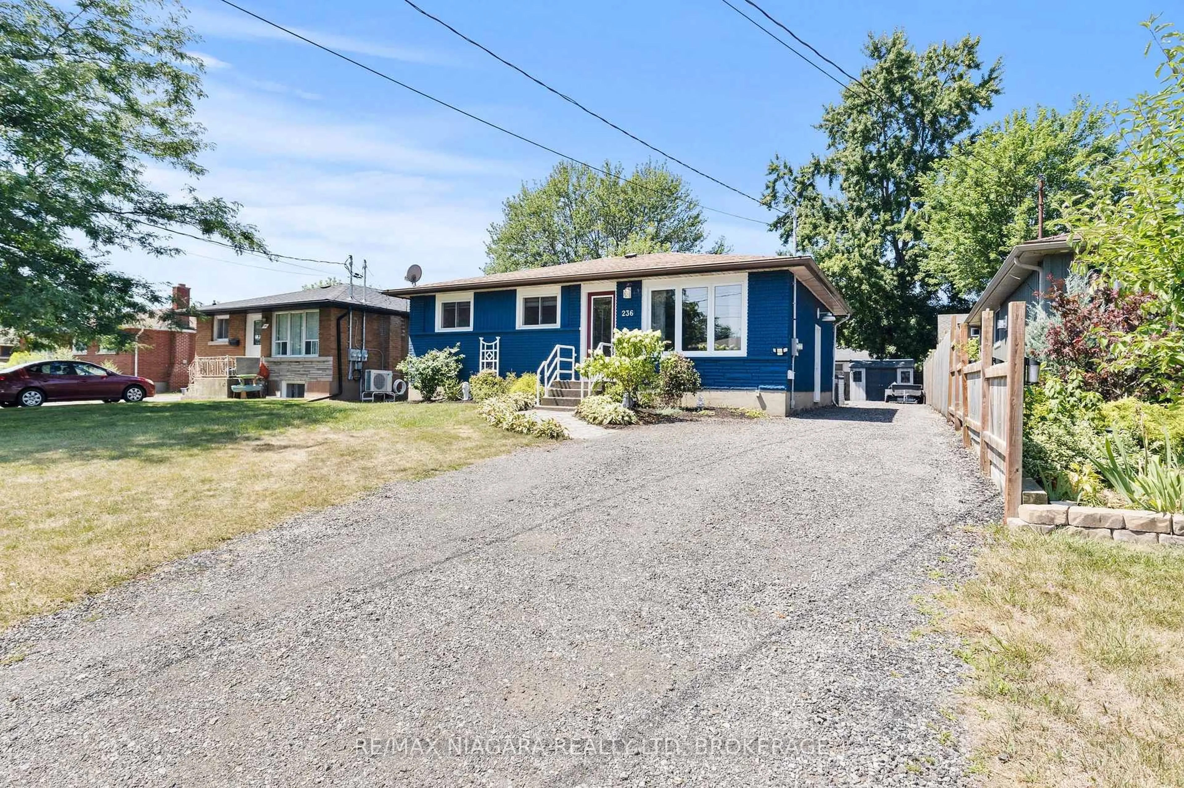 A pic from outside/outdoor area/front of a property/back of a property/a pic from drone, street for 236 Cutress Ave, Welland Ontario L3C 2S8