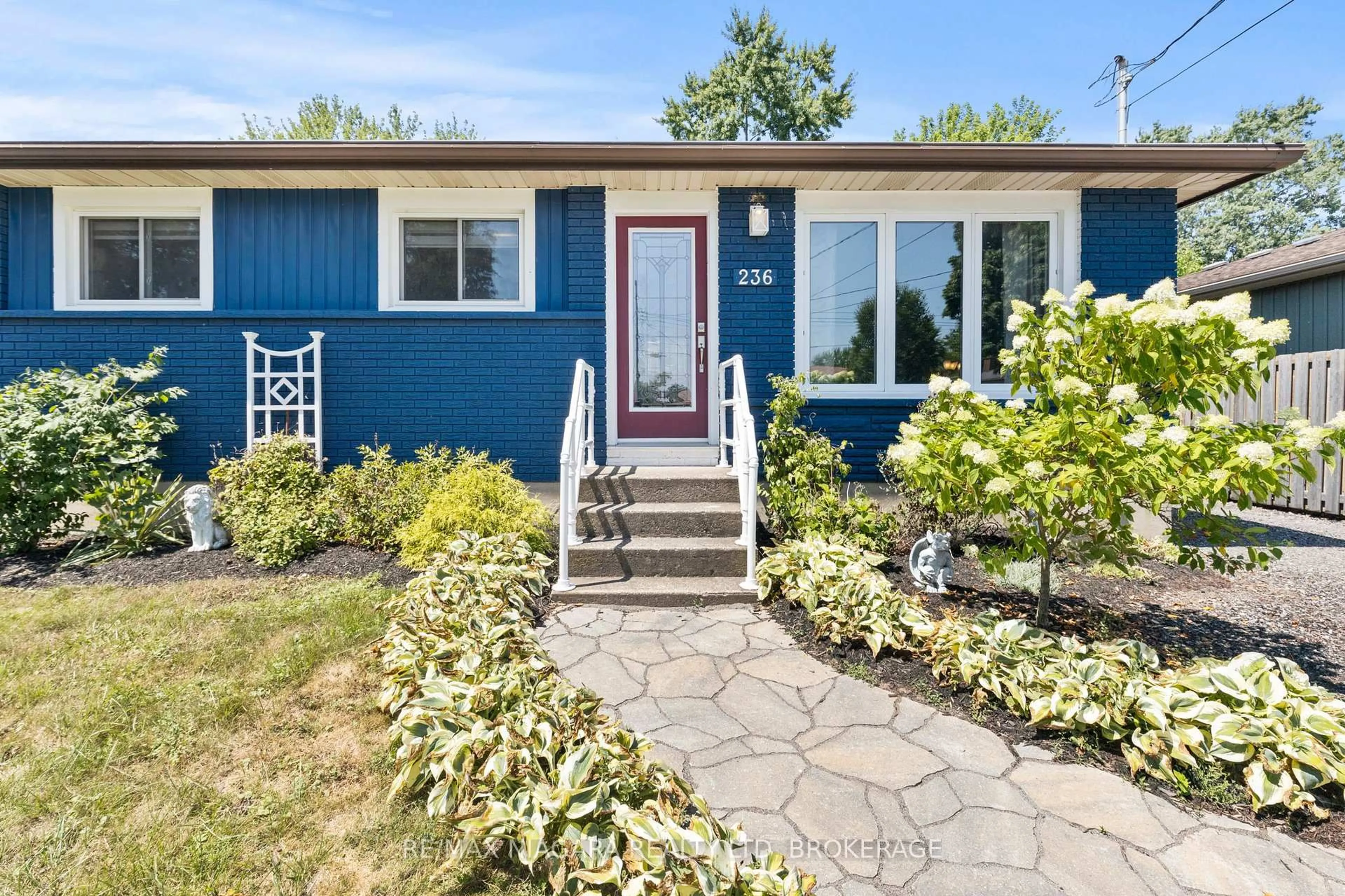 Home with vinyl exterior material, street for 236 Cutress Ave, Welland Ontario L3C 2S8