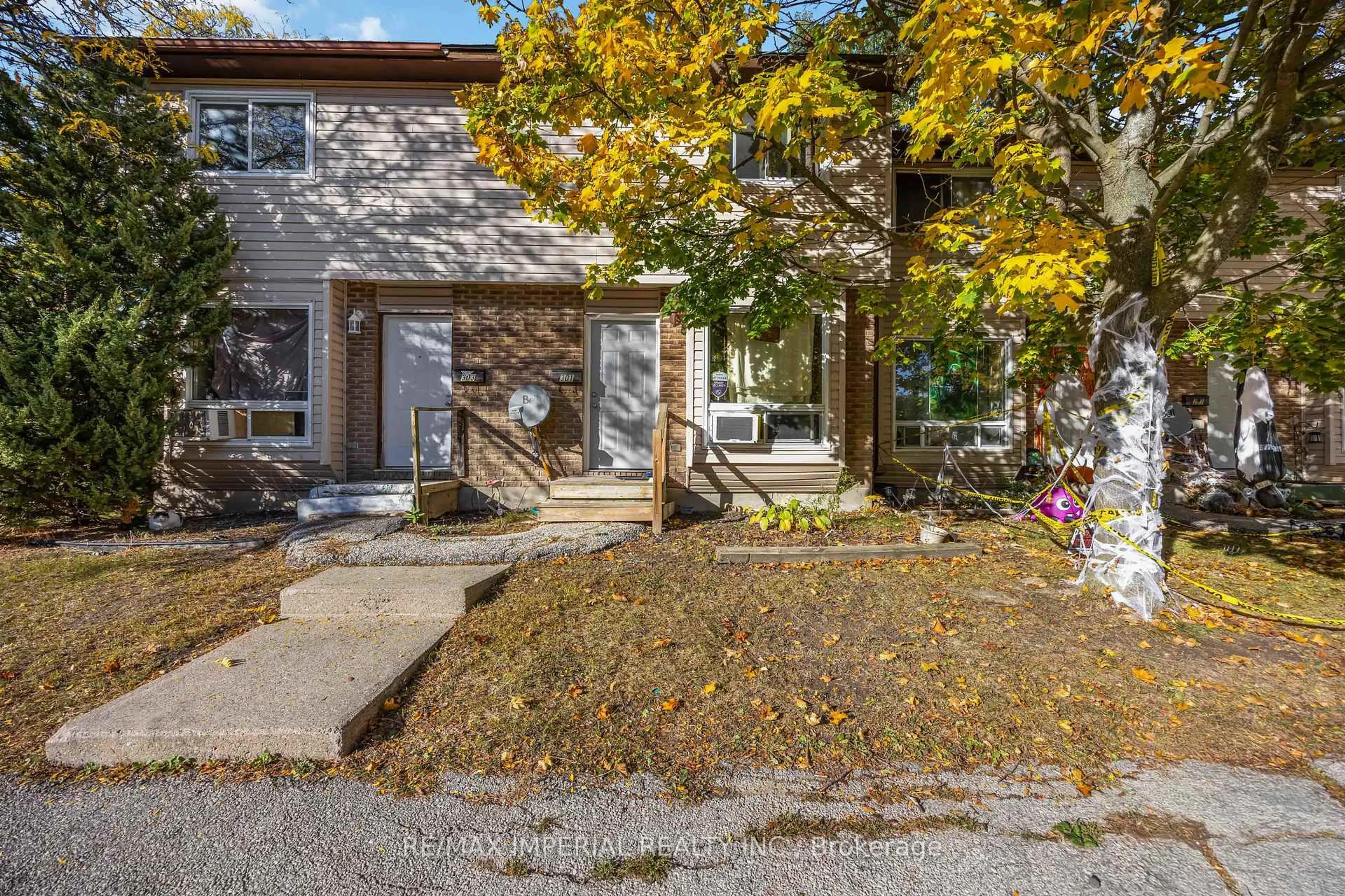 Patio, street for 42 Hampton Ave #301, Sarnia Ontario N7S 4Z2