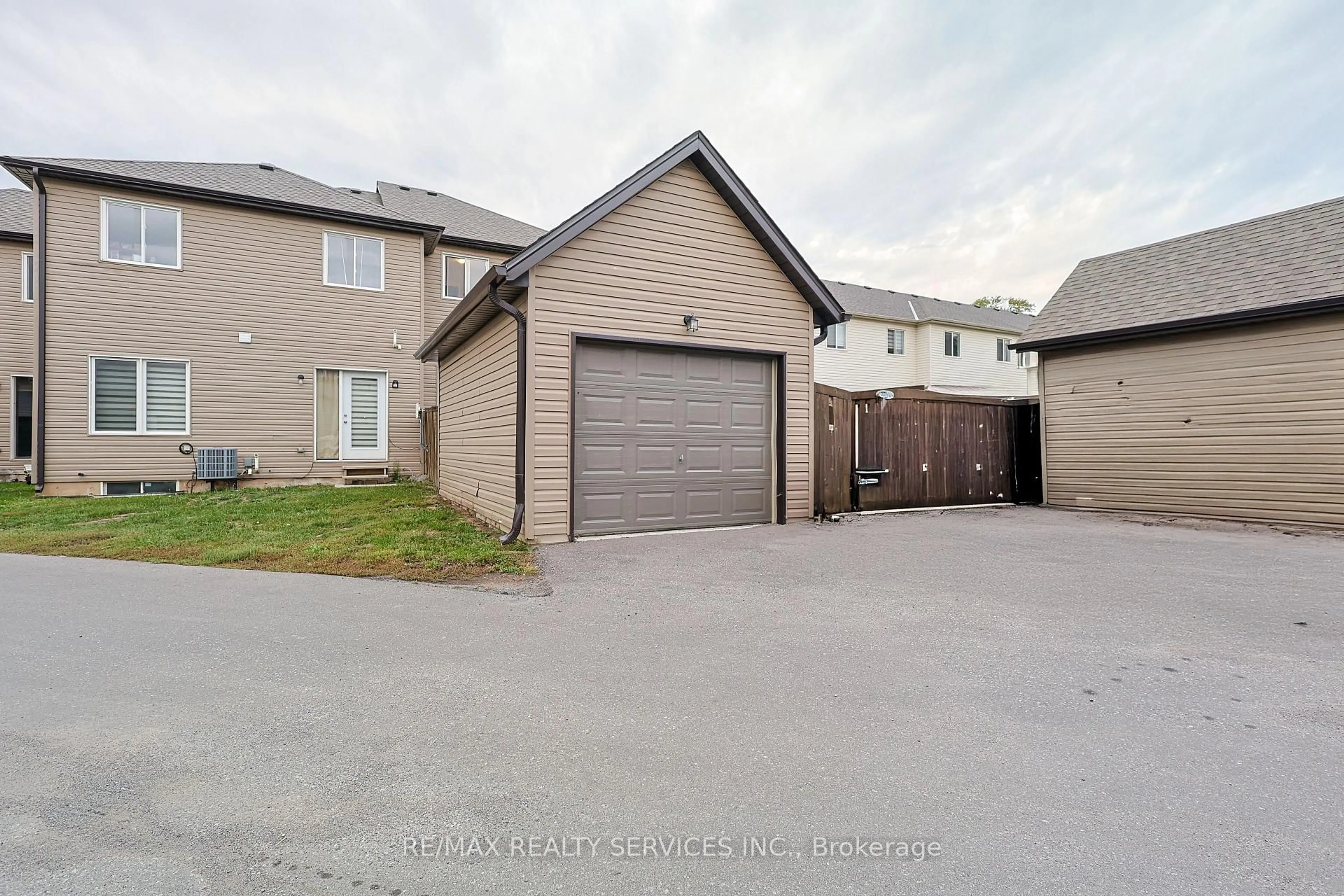 A pic from outside/outdoor area/front of a property/back of a property/a pic from drone, street for 35 Perenack Ave #17, Welland Ontario L3C 2C6