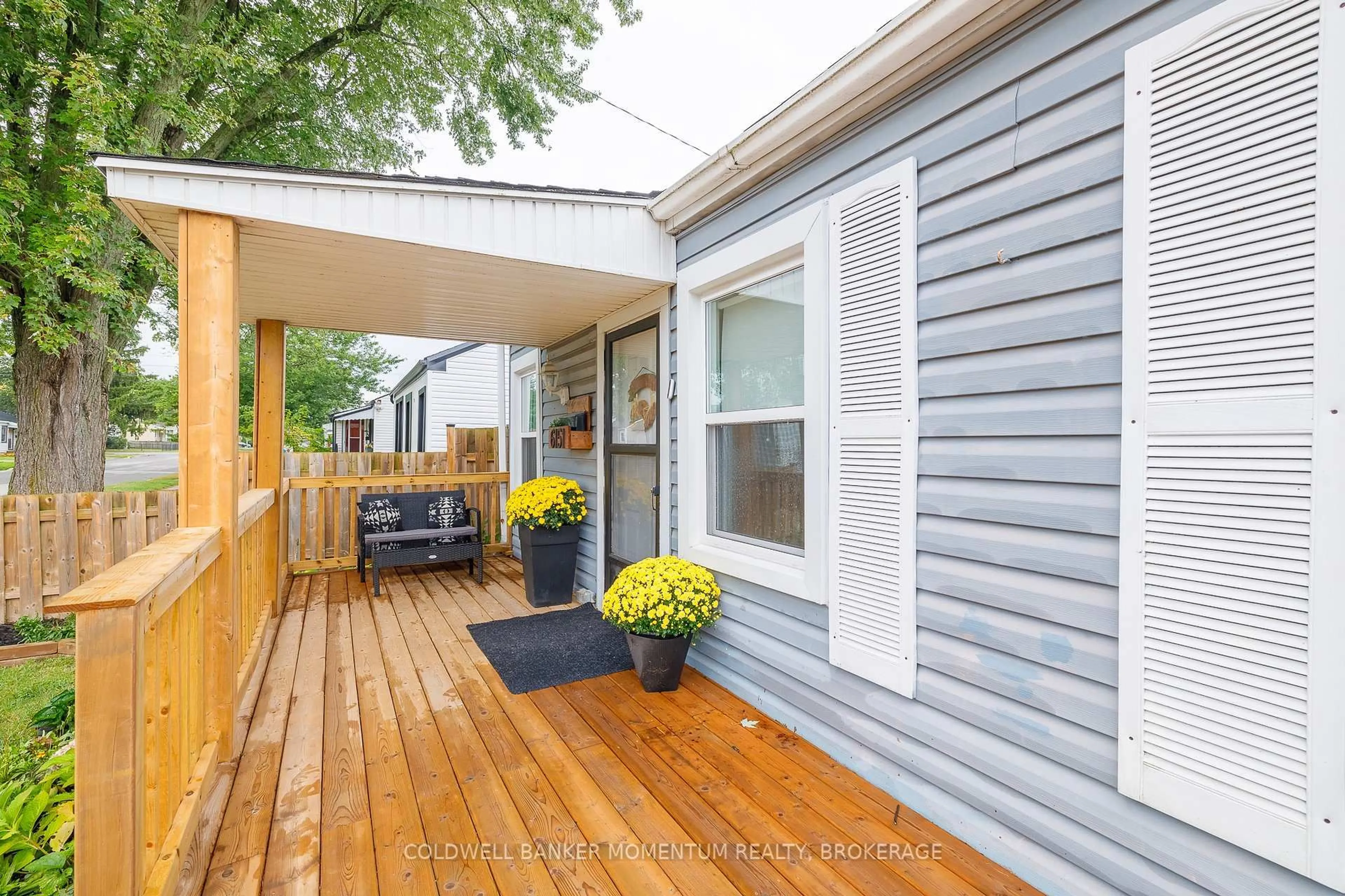 Home with vinyl exterior material, street for 6151 CADHAM St, Niagara Falls Ontario L2G 3A3