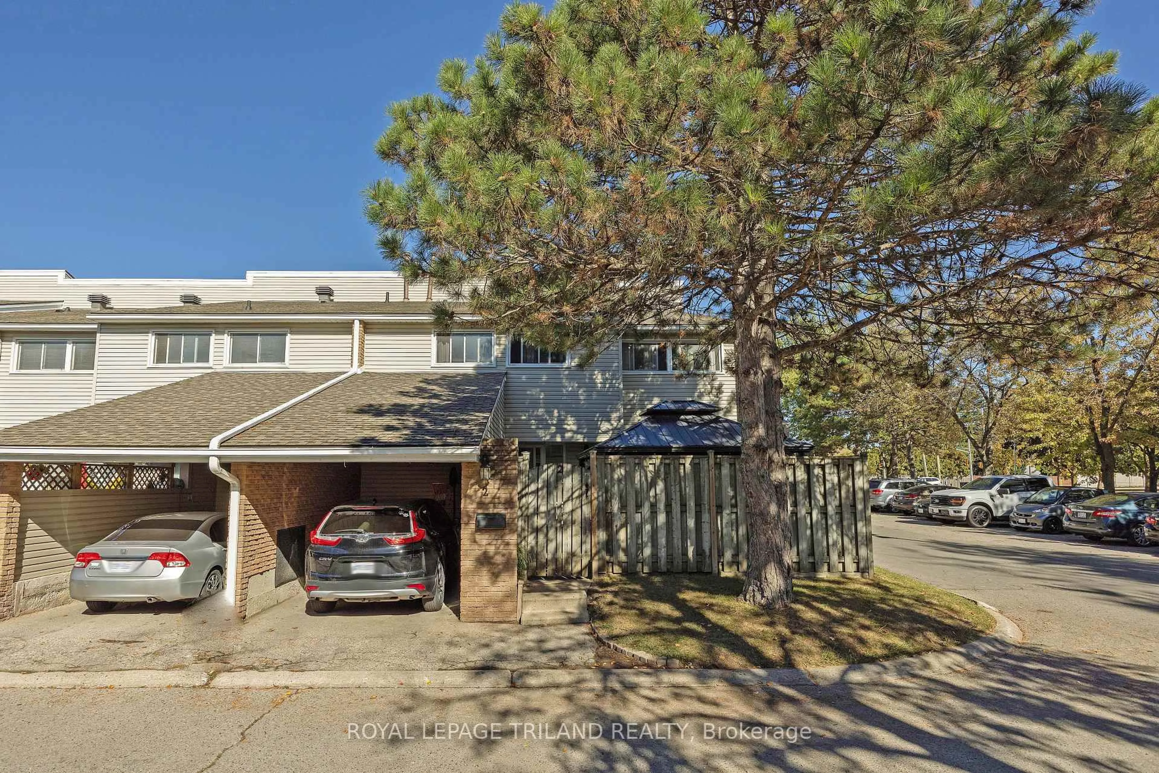 A pic from outside/outdoor area/front of a property/back of a property/a pic from drone, street for 590 MILLBANK Dr #2, London South Ontario N6E 2H2