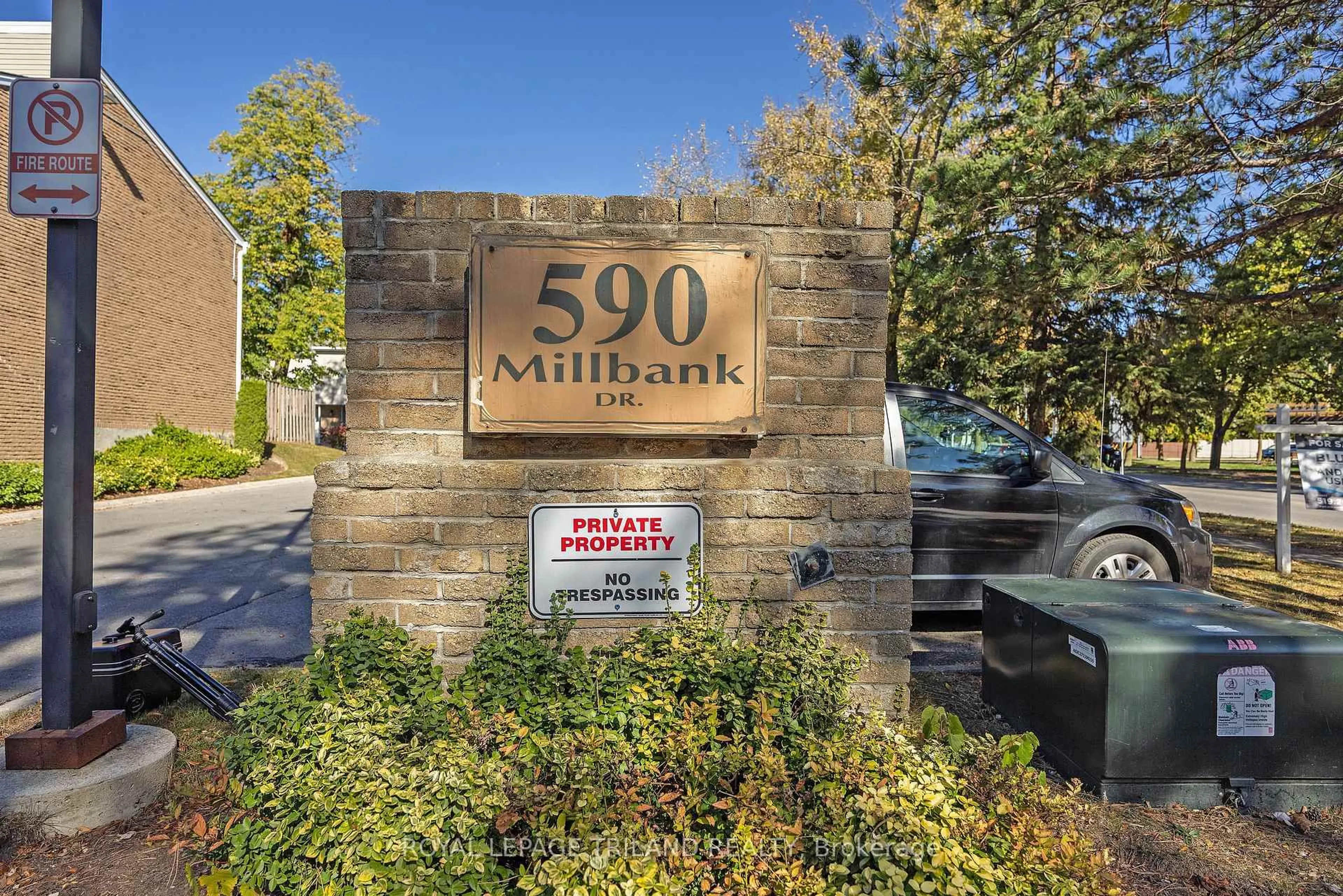 Indoor foyer for 590 MILLBANK Dr #2, London South Ontario N6E 2H2