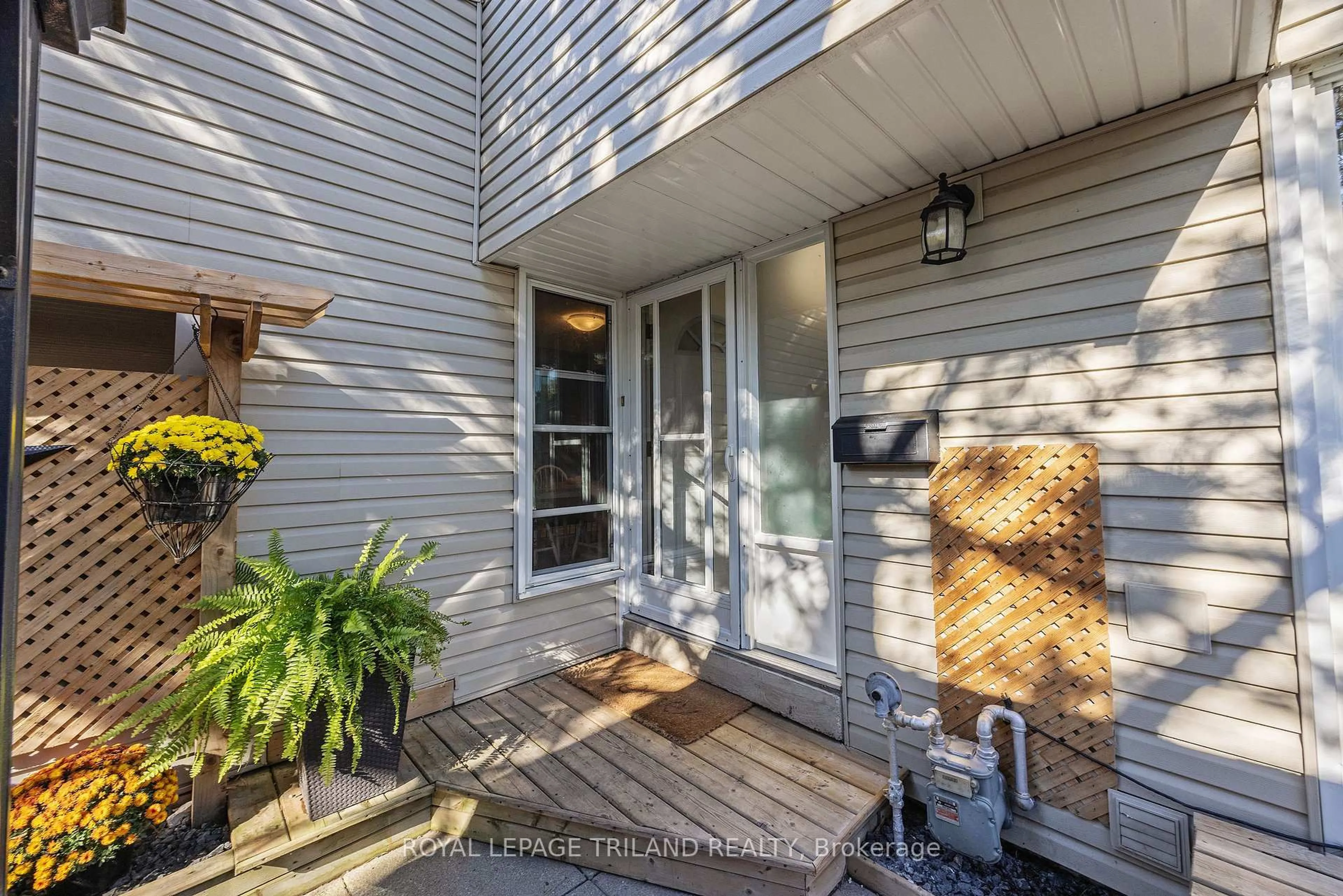 Indoor entryway for 590 MILLBANK Dr #2, London South Ontario N6E 2H2