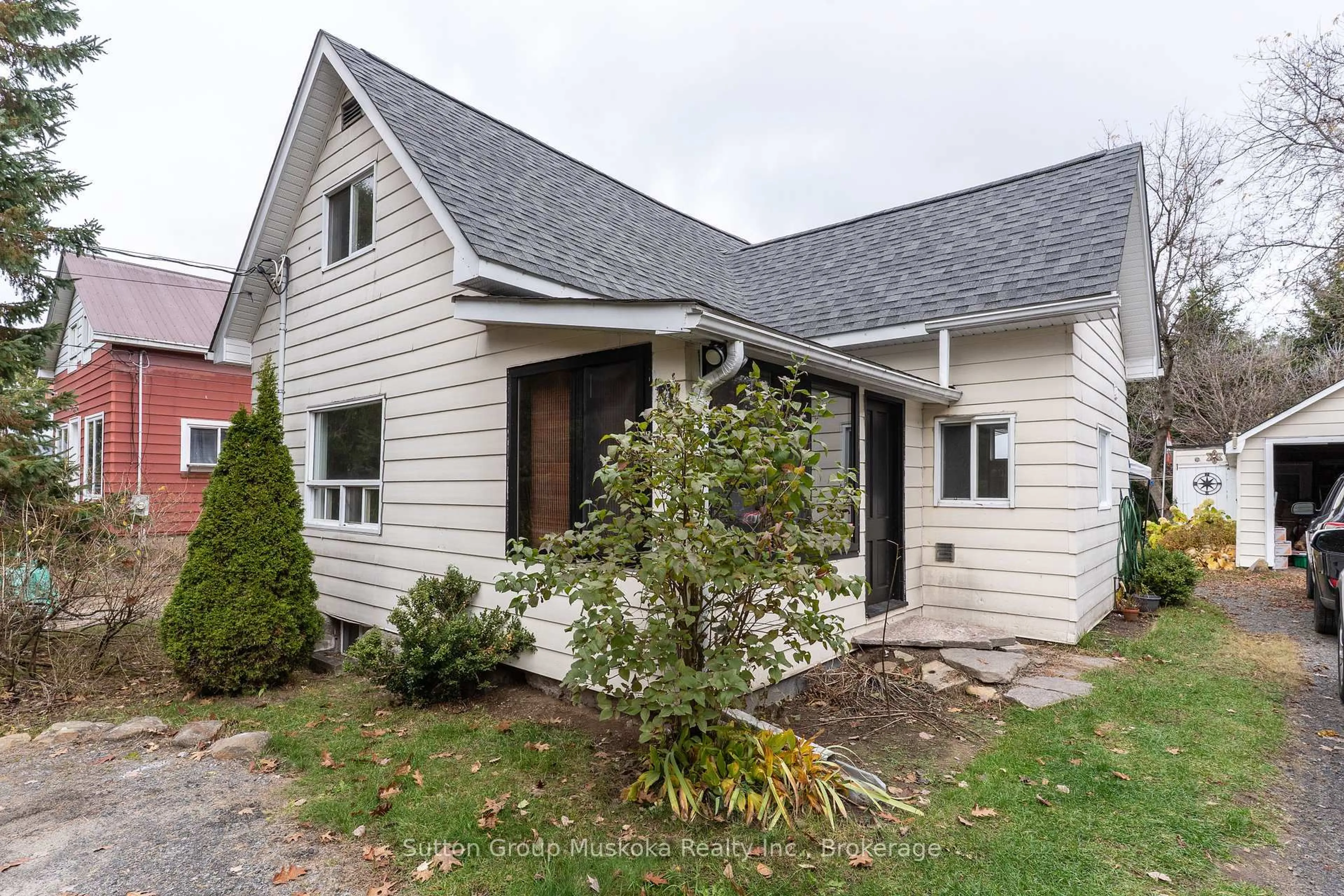 Home with vinyl exterior material, street for 4 Thunder Bridge Crt, Huntsville Ontario P1H 1M1
