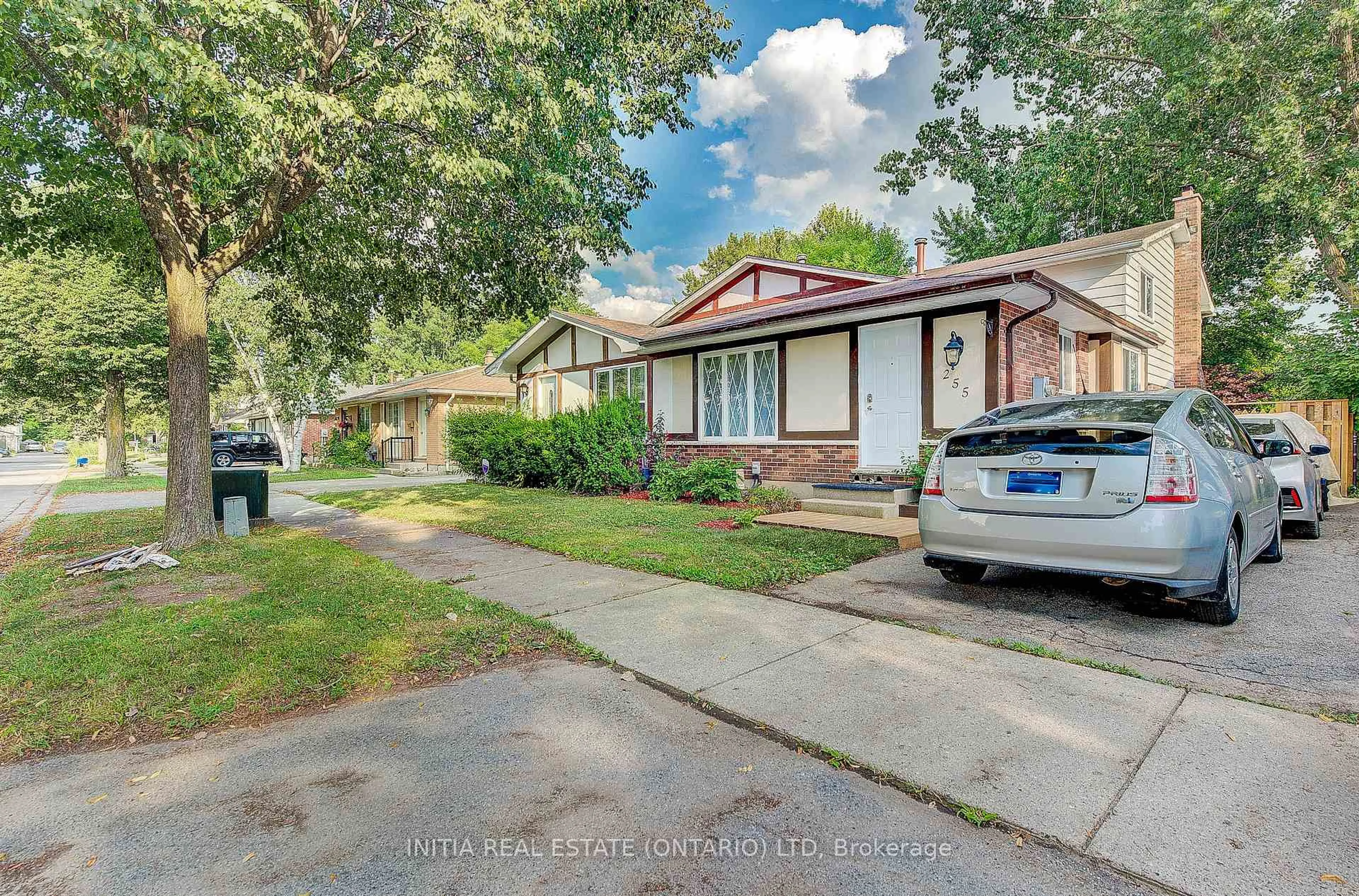 A pic from outside/outdoor area/front of a property/back of a property/a pic from drone, street for 255 Brunswick Cres, London North Ontario N6G 3L1