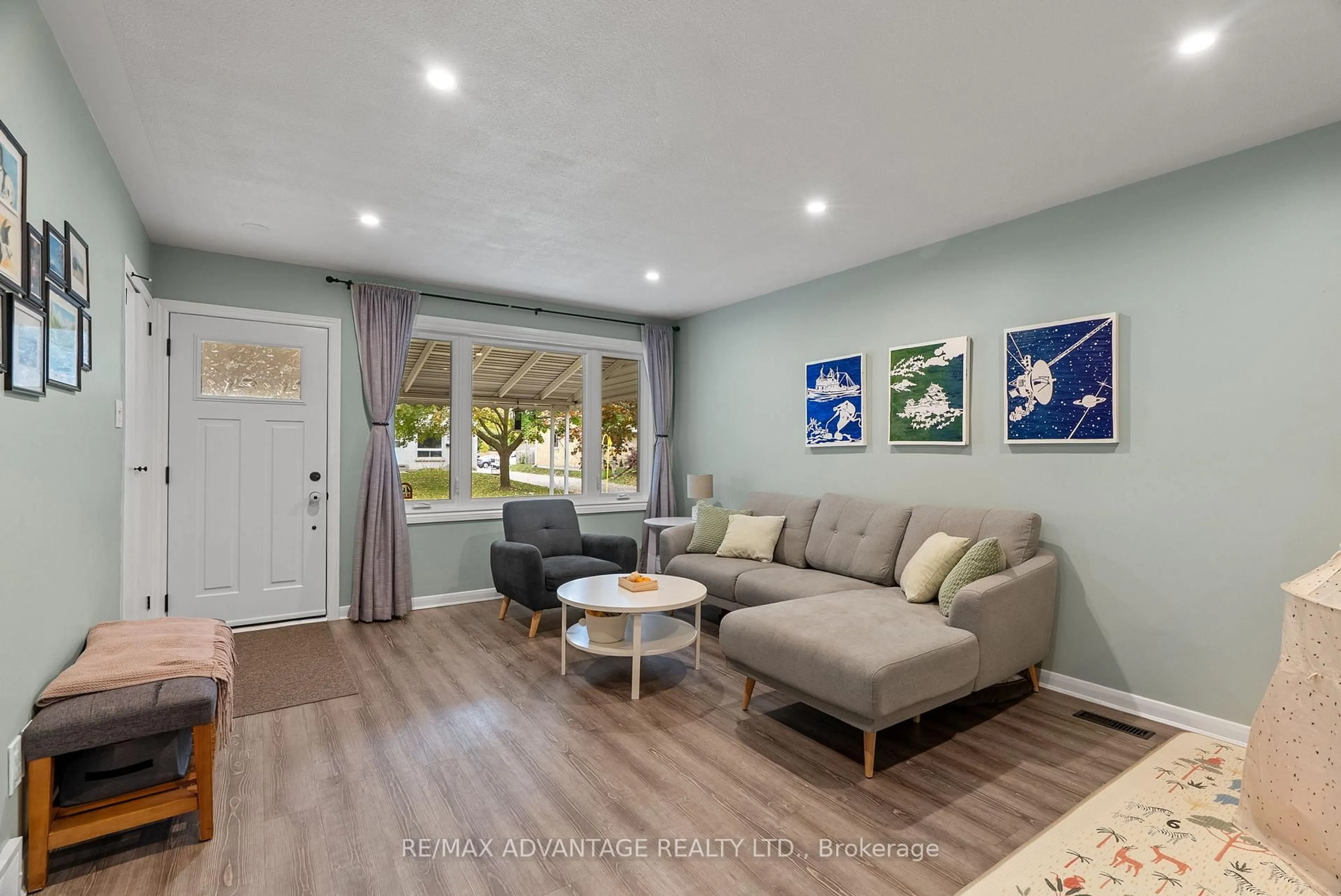 Living room with furniture, unknown for 66 Wellesley Cres, London East Ontario N5V 1J7