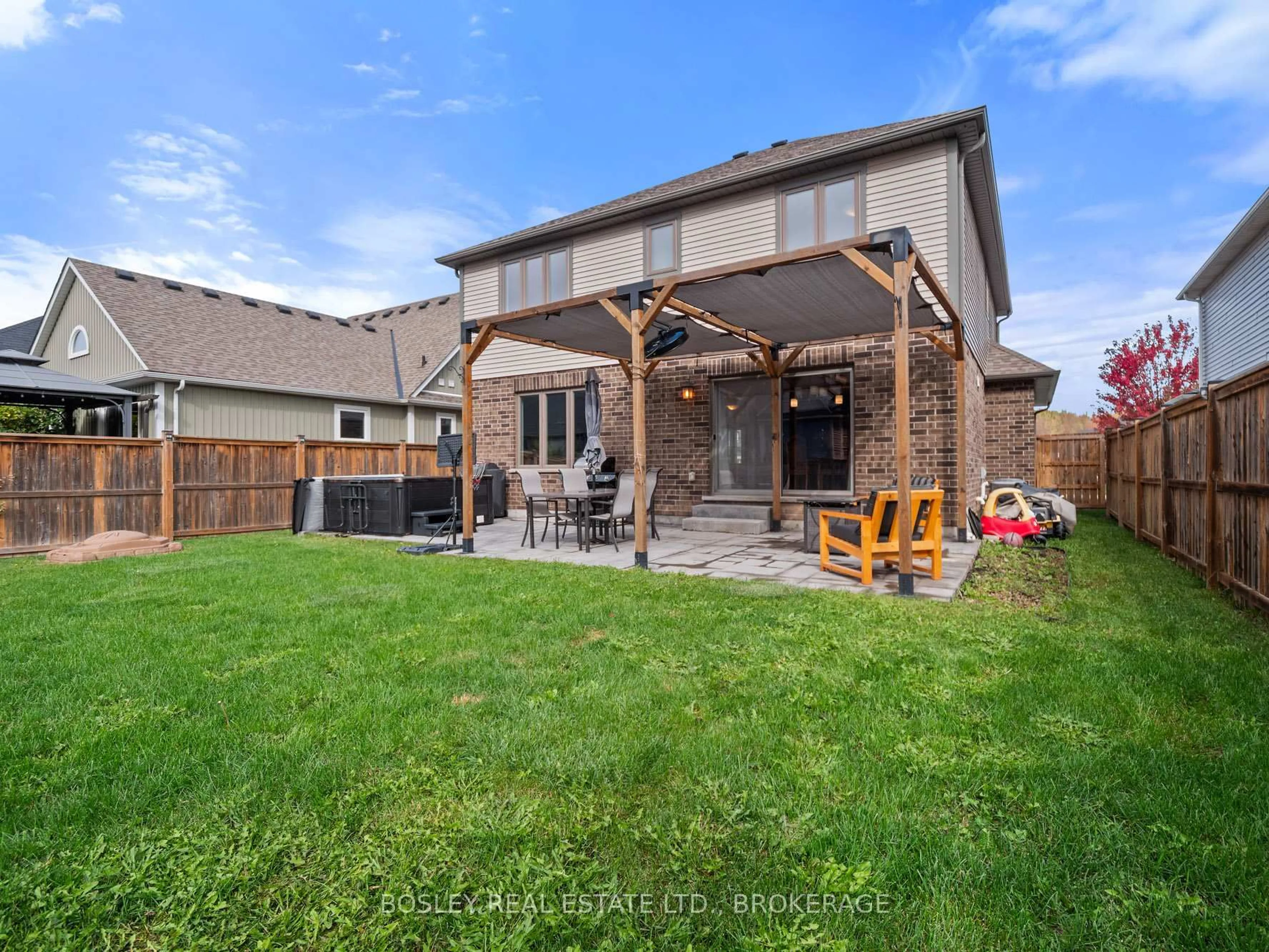 A pic from outside/outdoor area/front of a property/back of a property/a pic from drone, street for 35 McFarland St, Thorold Ontario L2V 0E5