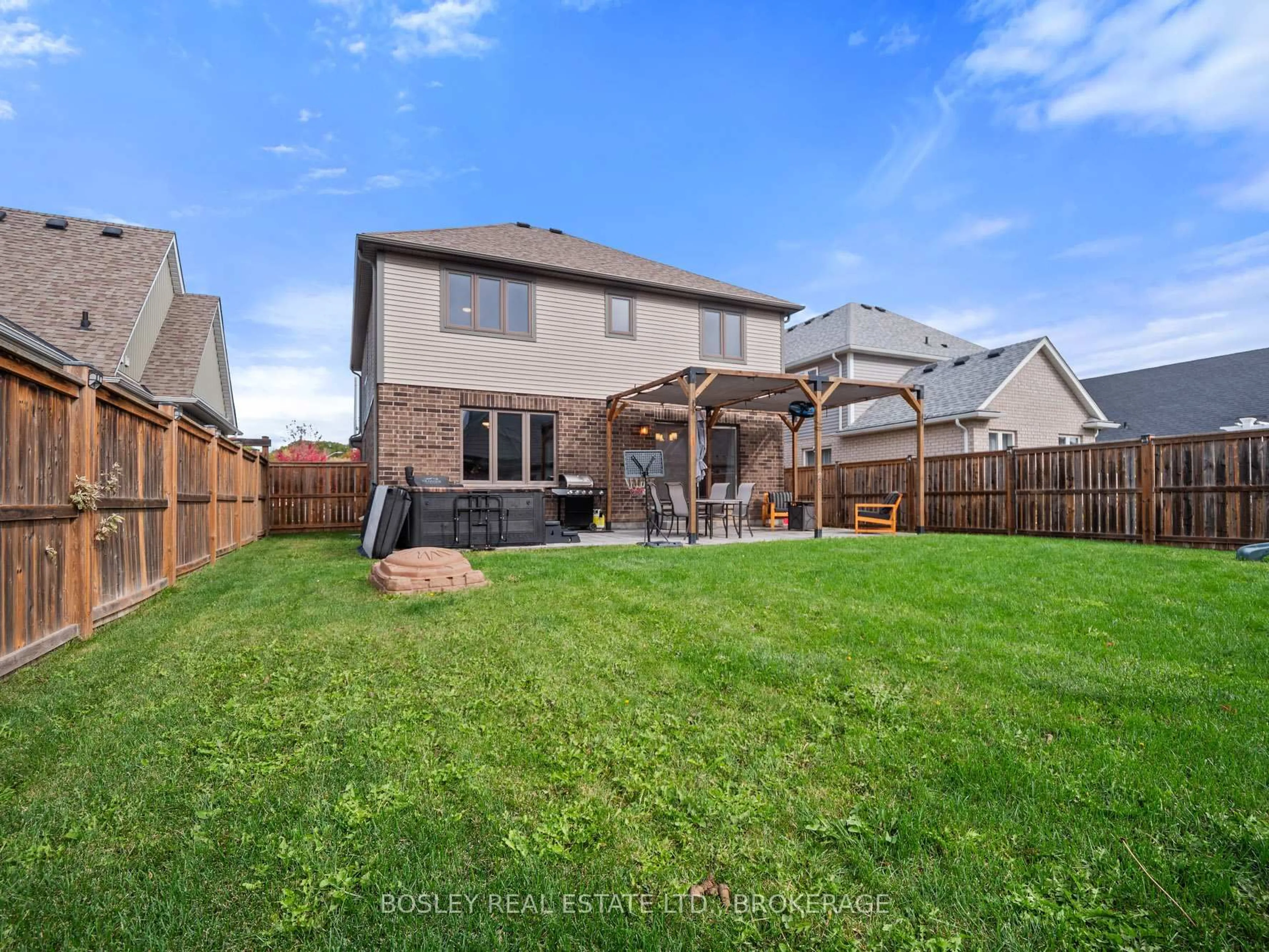 Patio, street for 35 McFarland St, Thorold Ontario L2V 0E5