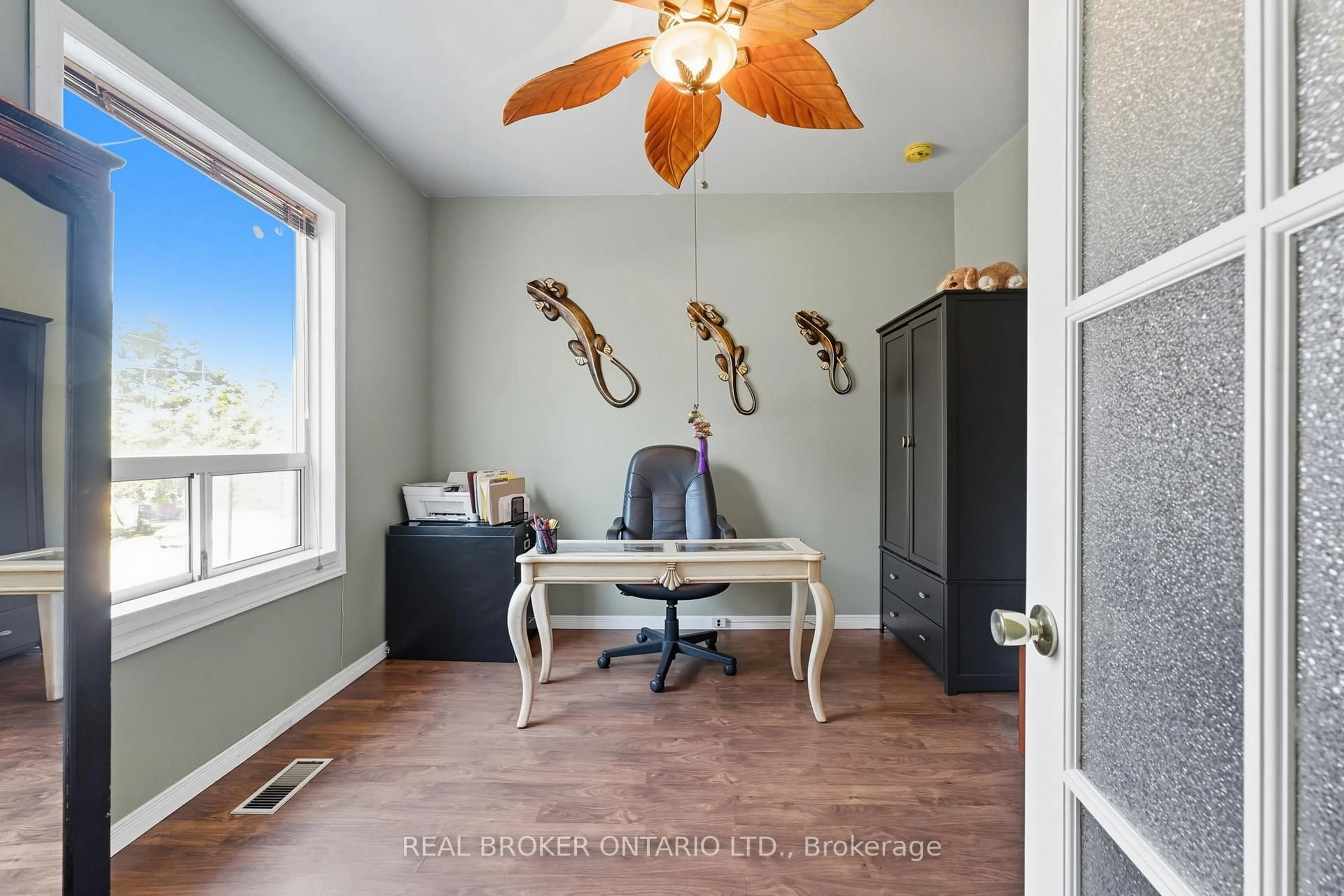 Indoor entryway for 81 Beech Ave, Cambridge Ontario N3C 1X6