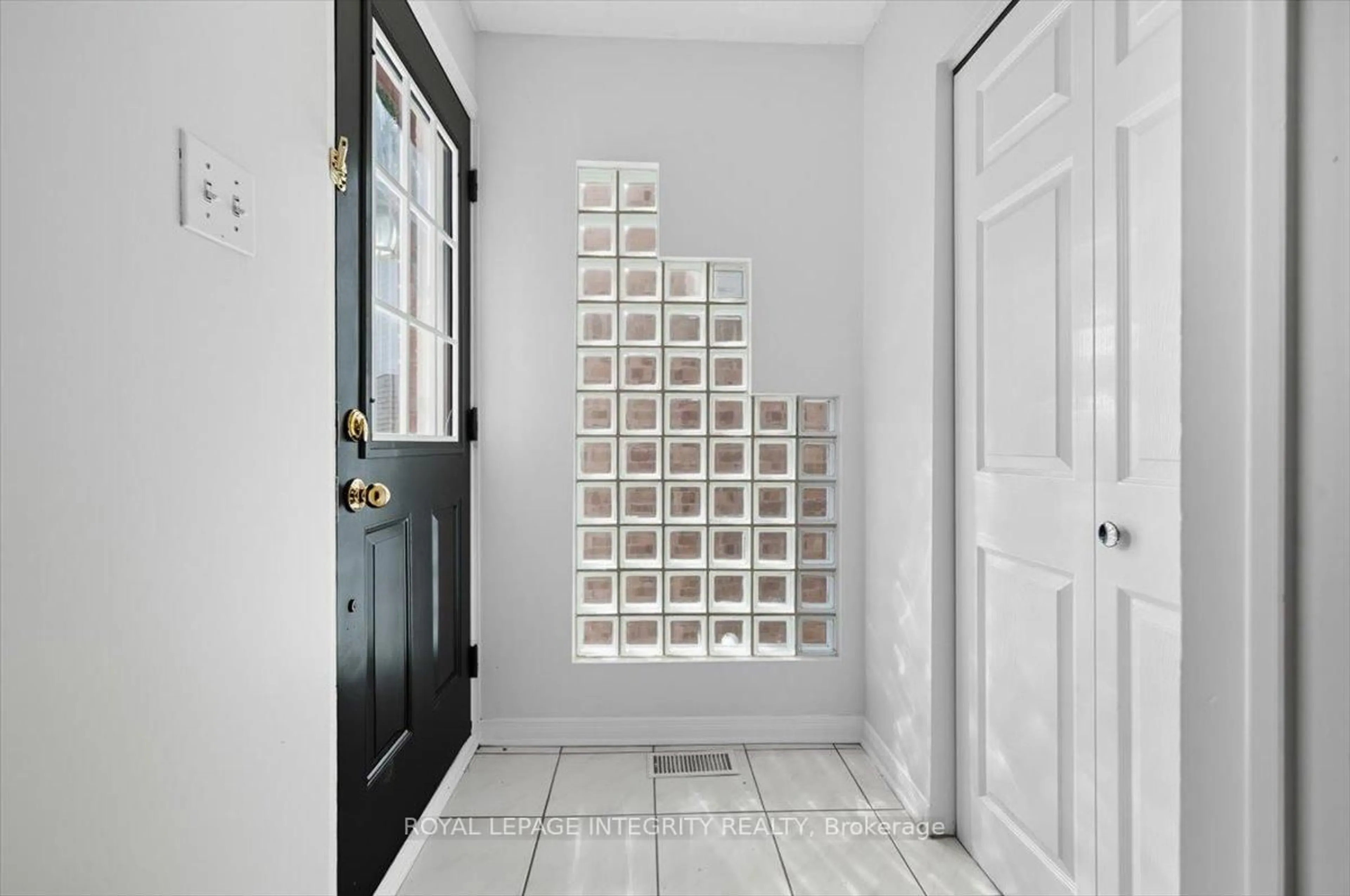 Indoor entryway for 2949 Richmond Rd #4, Ottawa Ontario K2B 6S6