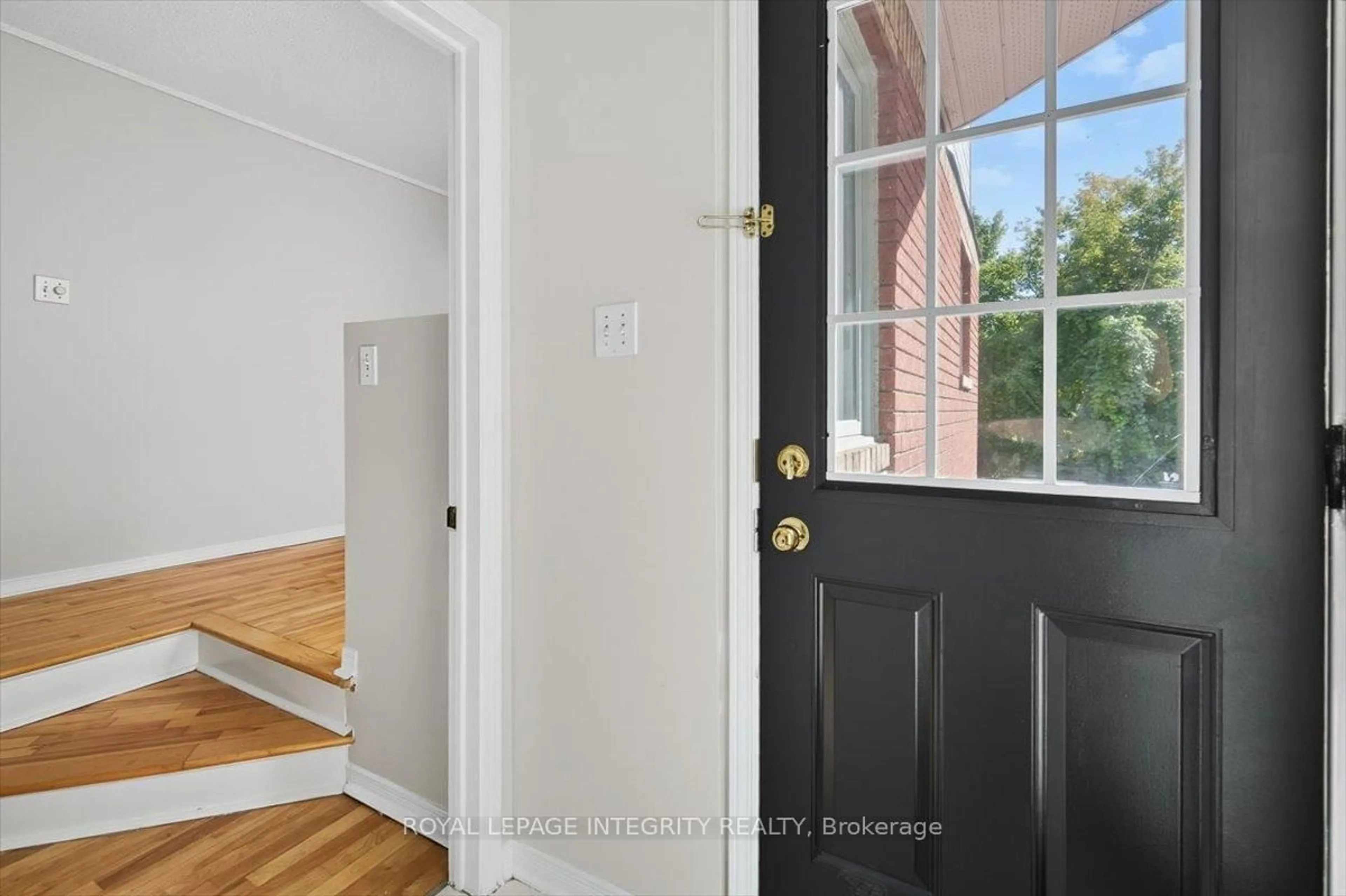 Indoor entryway for 2949 Richmond Rd #4, Ottawa Ontario K2B 6S6