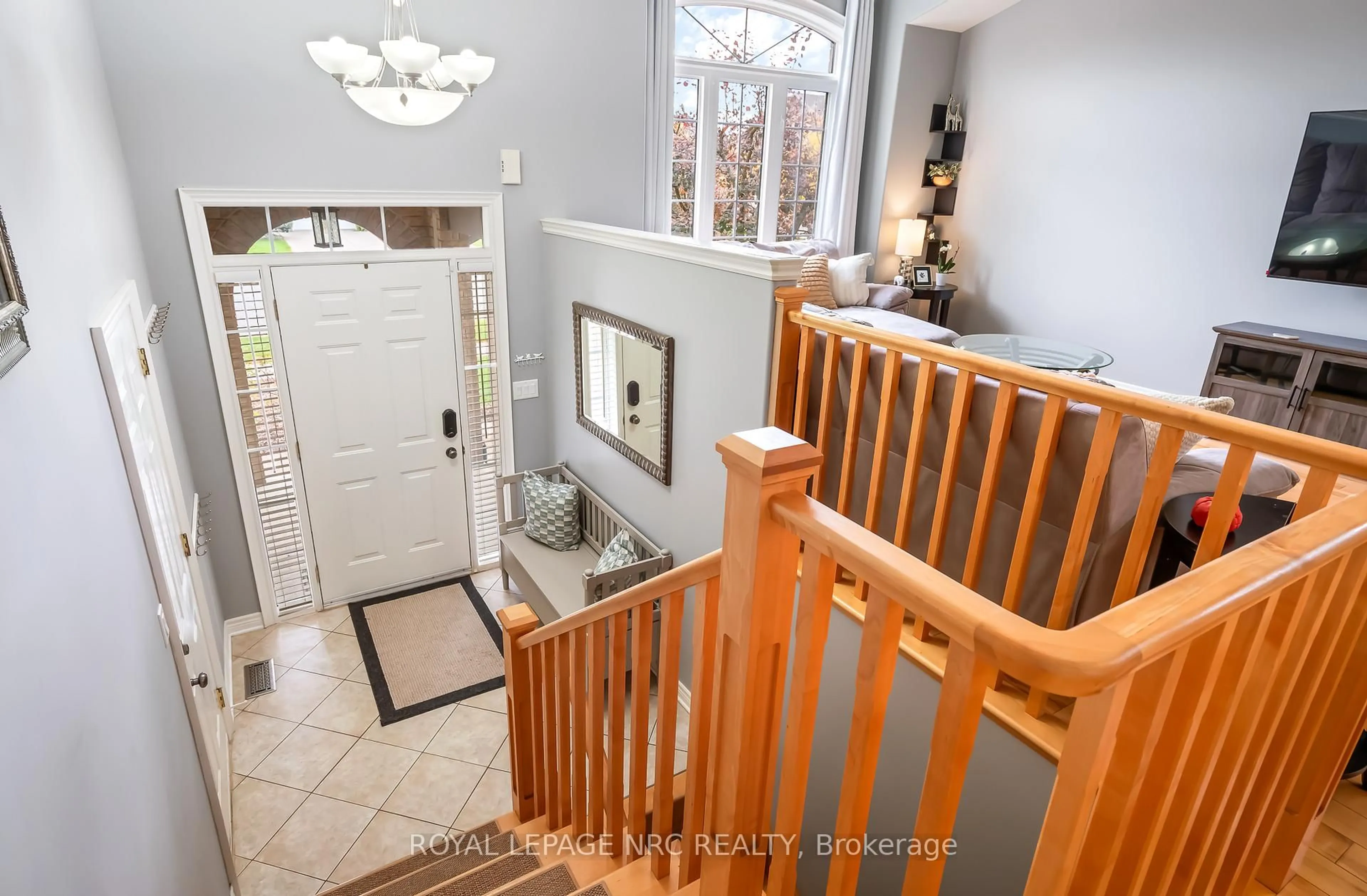 Indoor entryway for 5255 White Dove Pkwy, Niagara Falls Ontario L2H 3M5