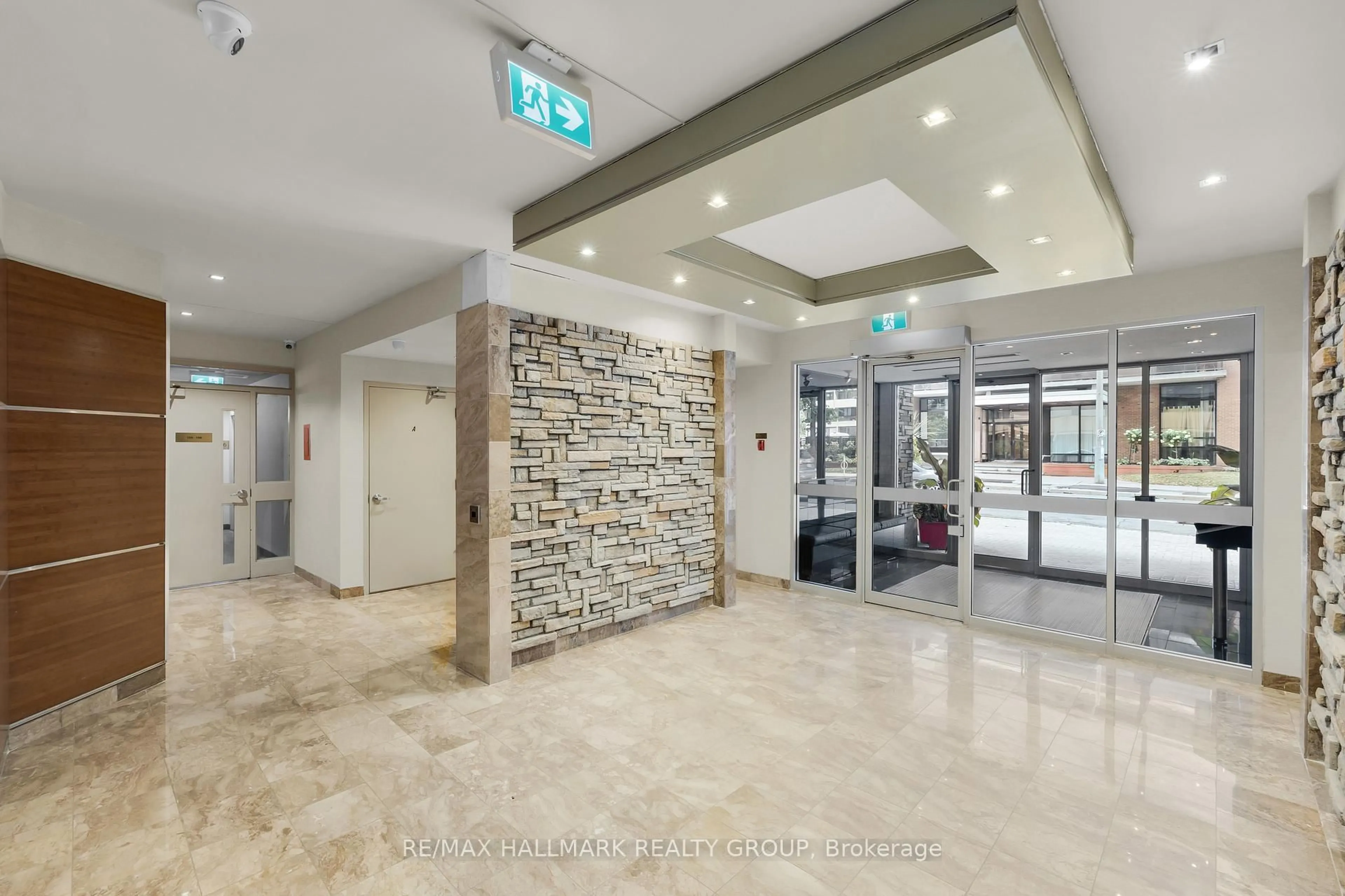 Indoor foyer for 470 Laurier Ave #402, Ottawa Ontario K1R 7W9