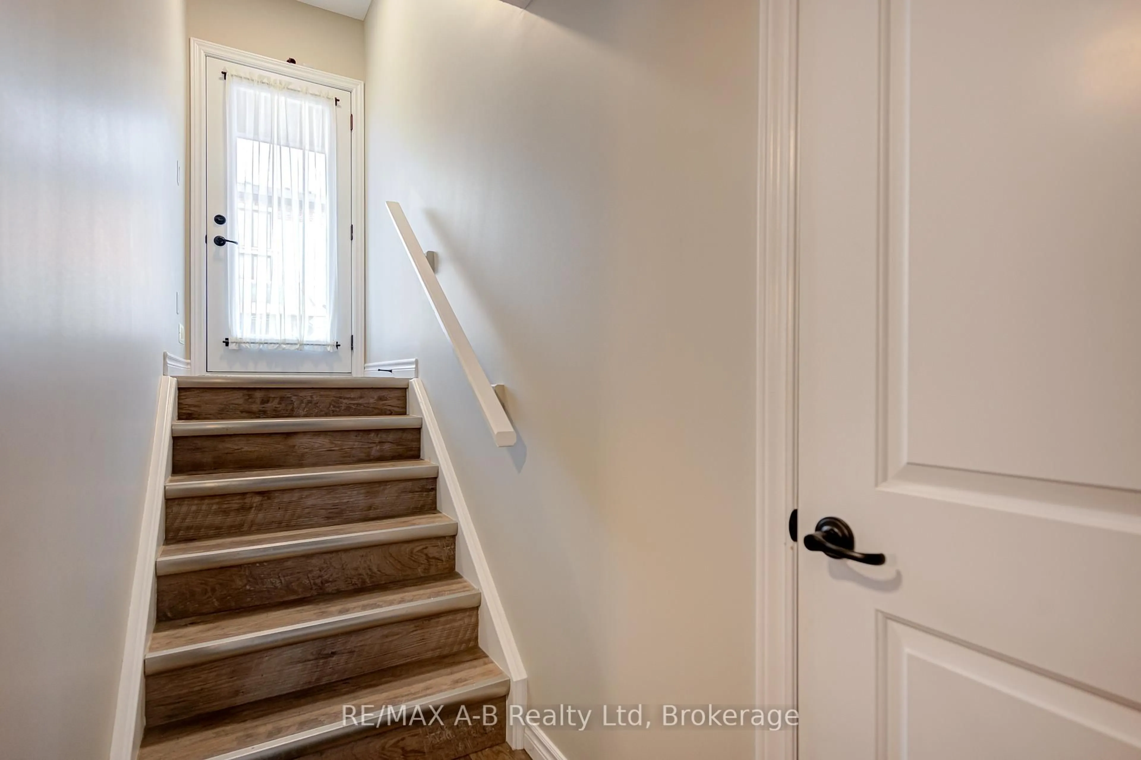 Indoor entryway for 3199 Vivian Line 37 #5, Stratford Ontario N0K 1J0