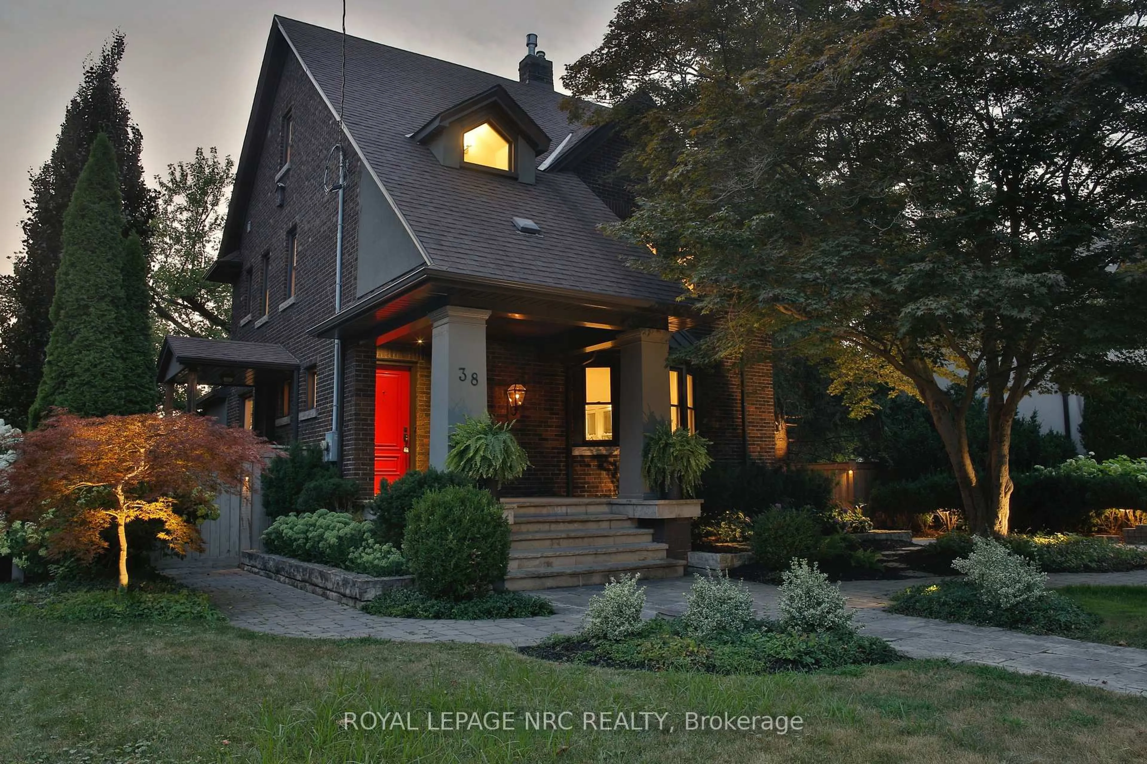 Home with brick exterior material, street for 38 Hillcrest Ave, St. Catharines Ontario L2R 4Y1