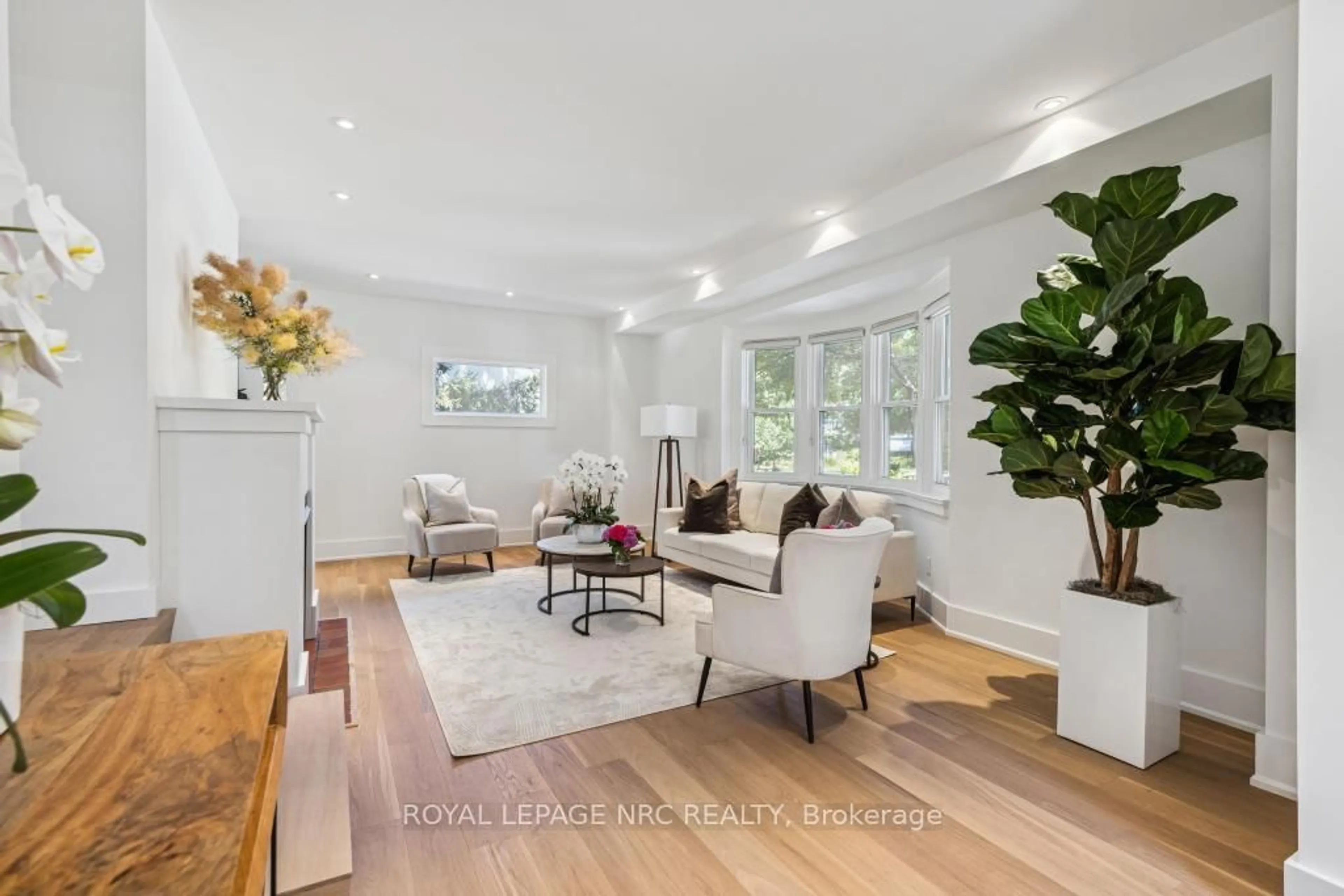 Living room with furniture, unknown for 38 Hillcrest Ave, St. Catharines Ontario L2R 4Y1