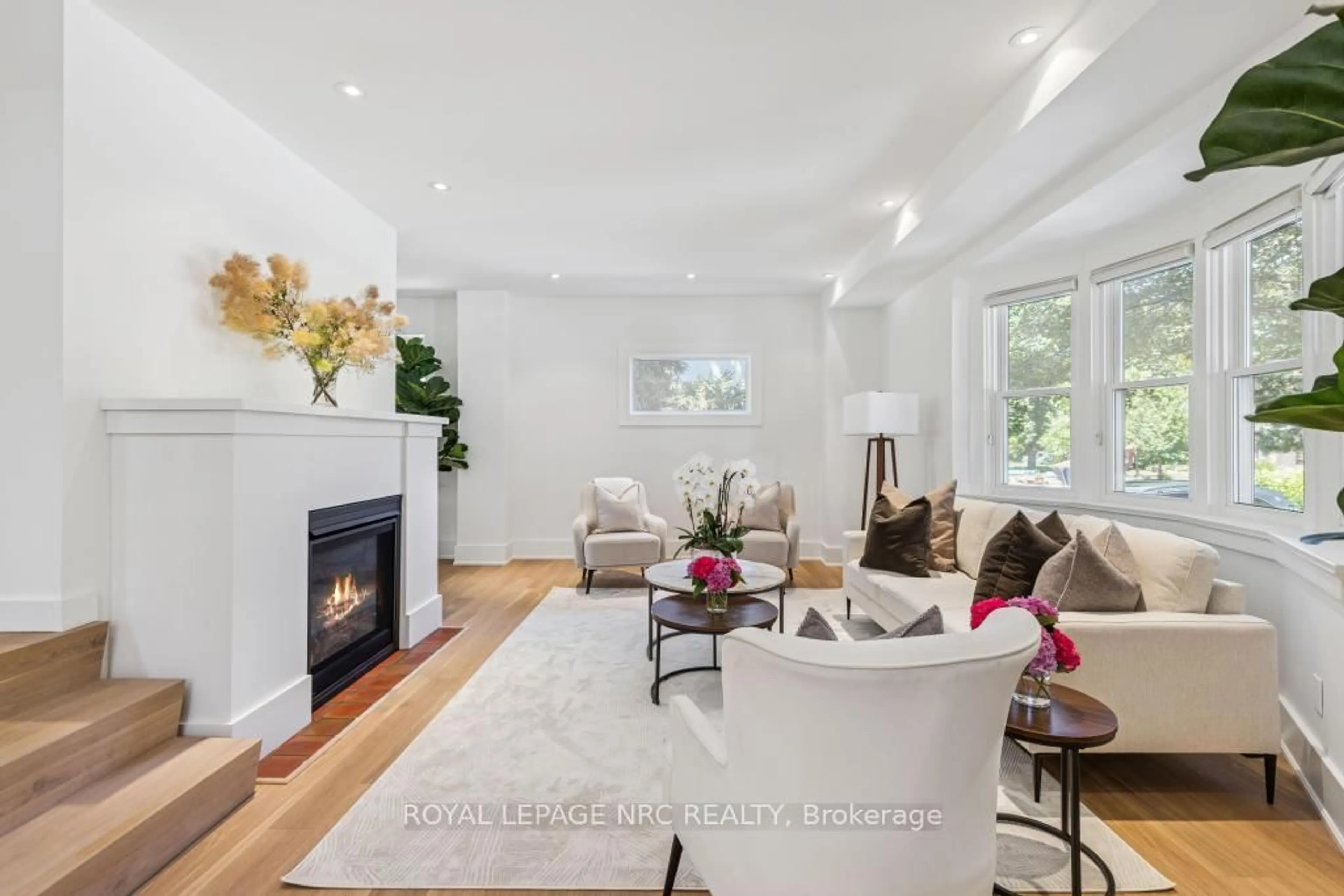 Living room with furniture, unknown for 38 Hillcrest Ave, St. Catharines Ontario L2R 4Y1