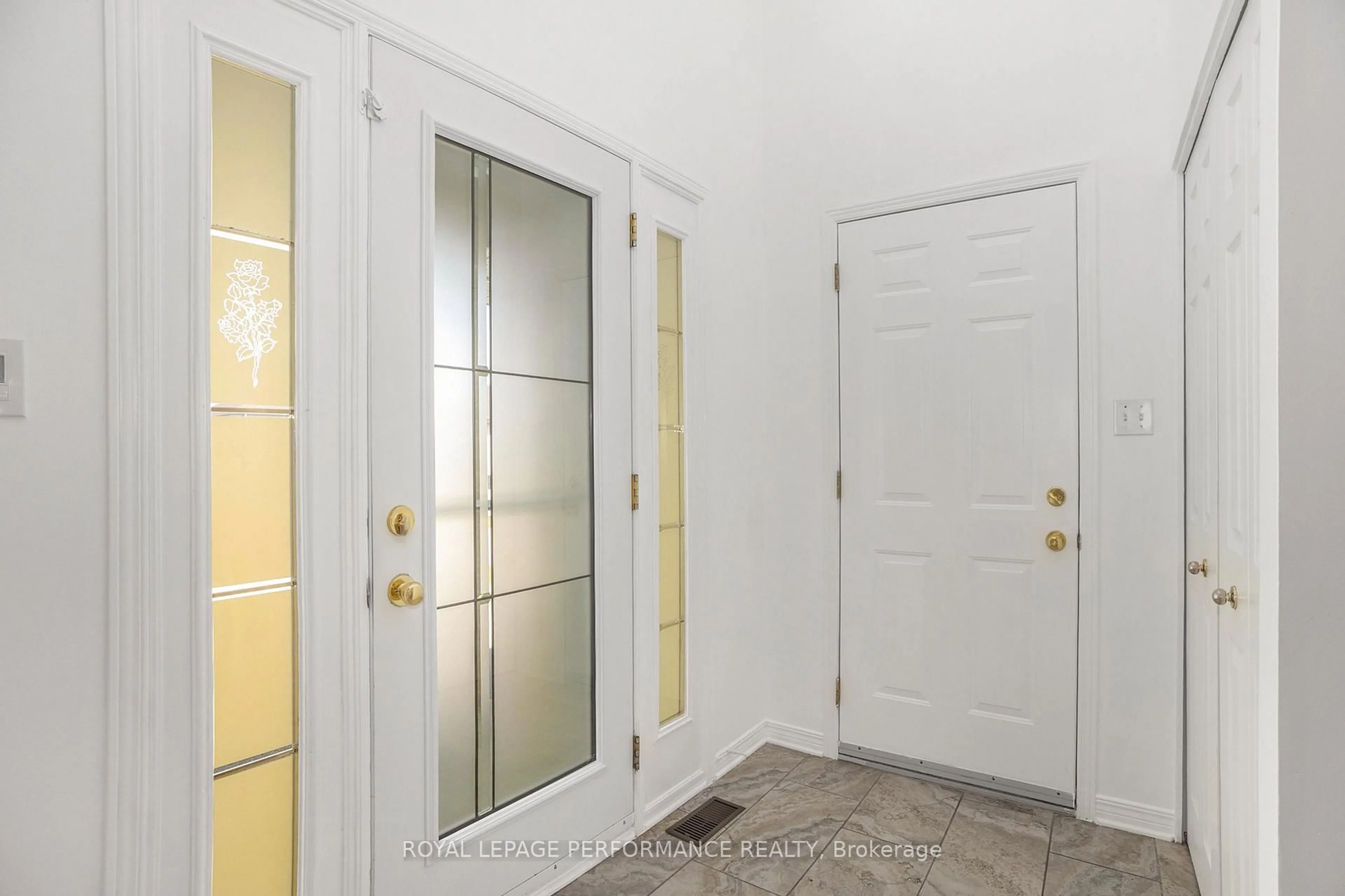 Indoor entryway for 129 Beaumont Ave, Clarence-Rockland Ontario K4K 1R7