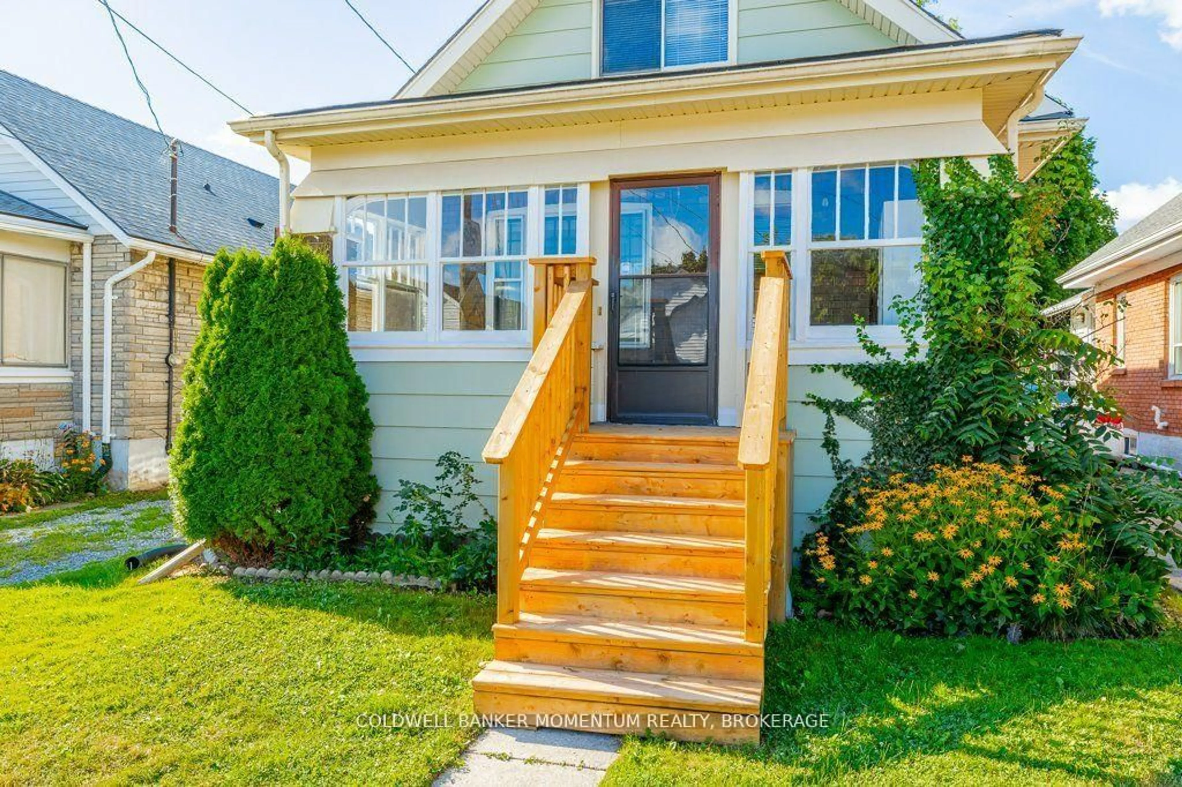 Home with vinyl exterior material, street for 5188 Huron St, Niagara Falls Ontario L2E 2K1