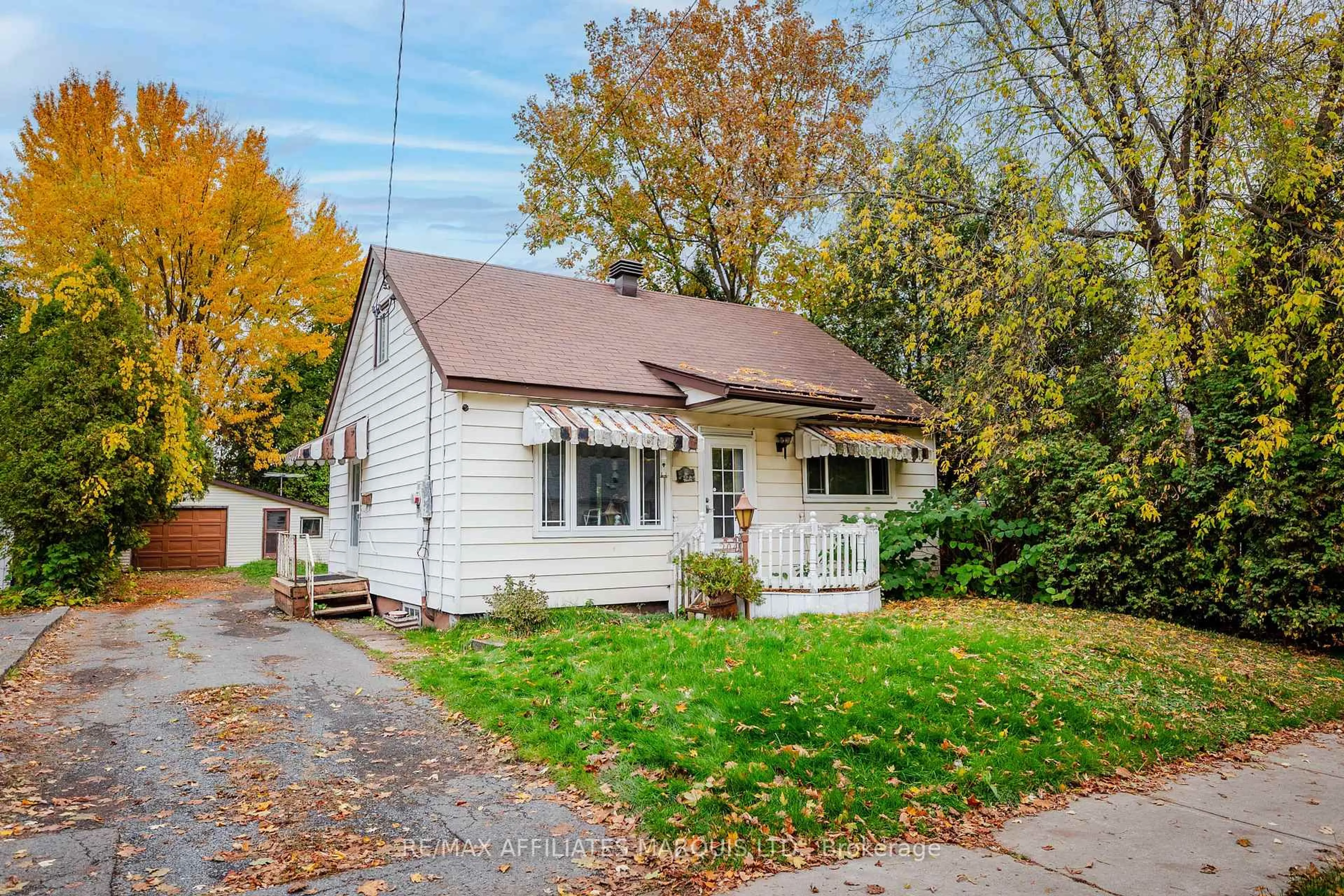 Home with vinyl exterior material, street for 204 Anthony St, Cornwall Ontario K6H 5K3