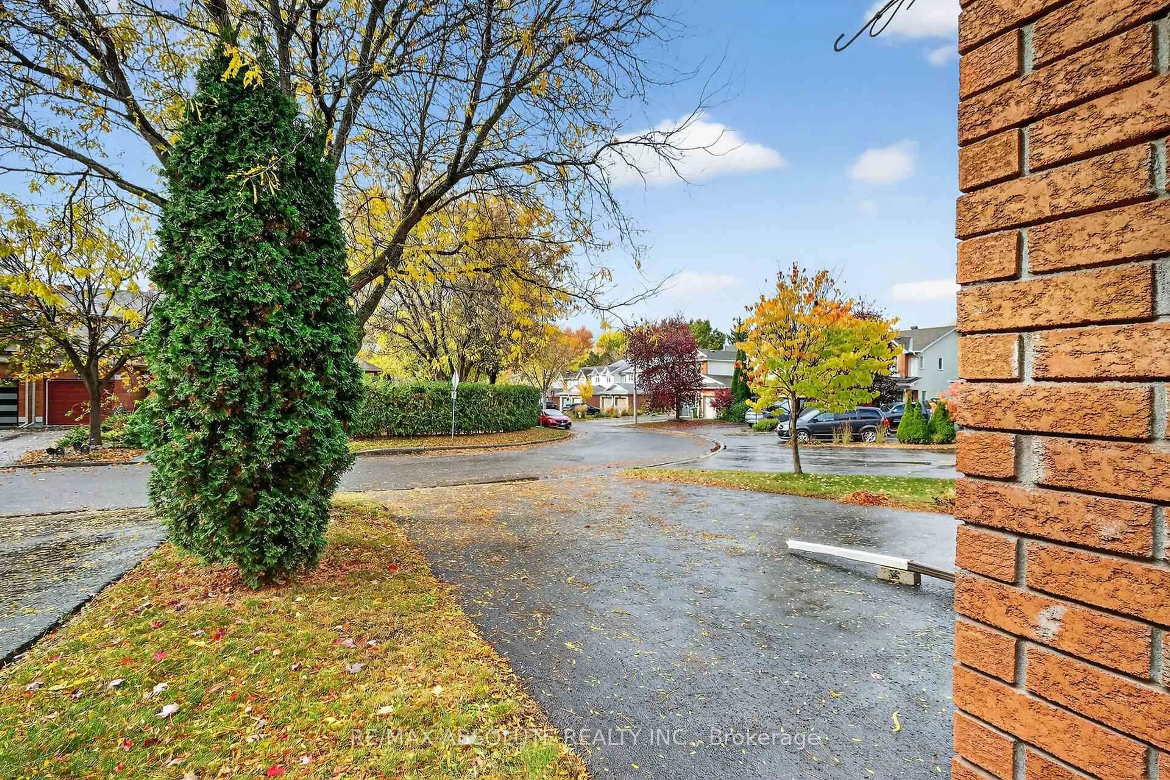 A pic from outside/outdoor area/front of a property/back of a property/a pic from drone, street for 104 COLLEGE Circ, Ottawa Ontario K1K 4R9