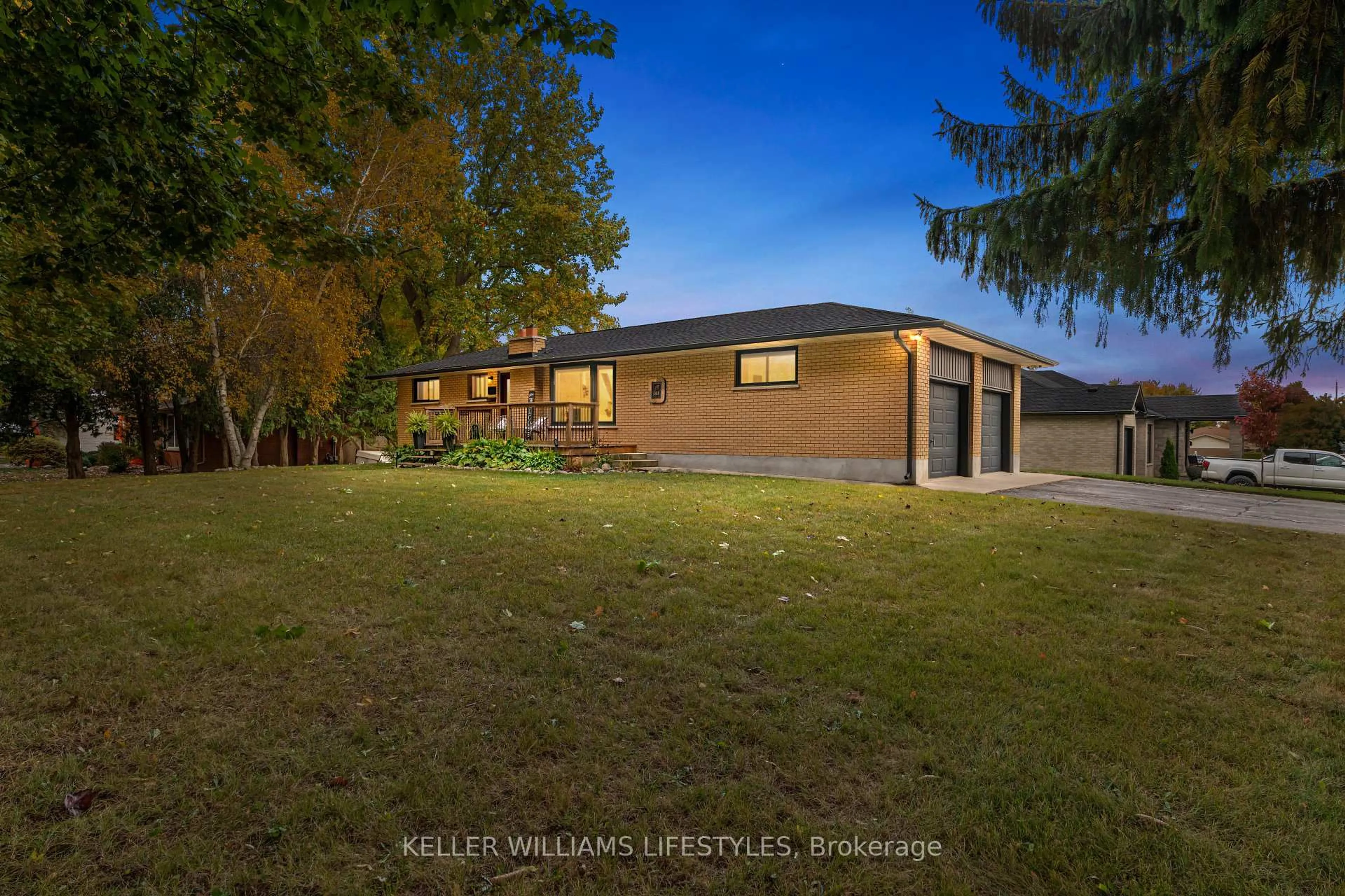 A pic from outside/outdoor area/front of a property/back of a property/a pic from drone, unknown for 500 Saulsbury St, Strathroy-Caradoc Ontario N7G 2B6