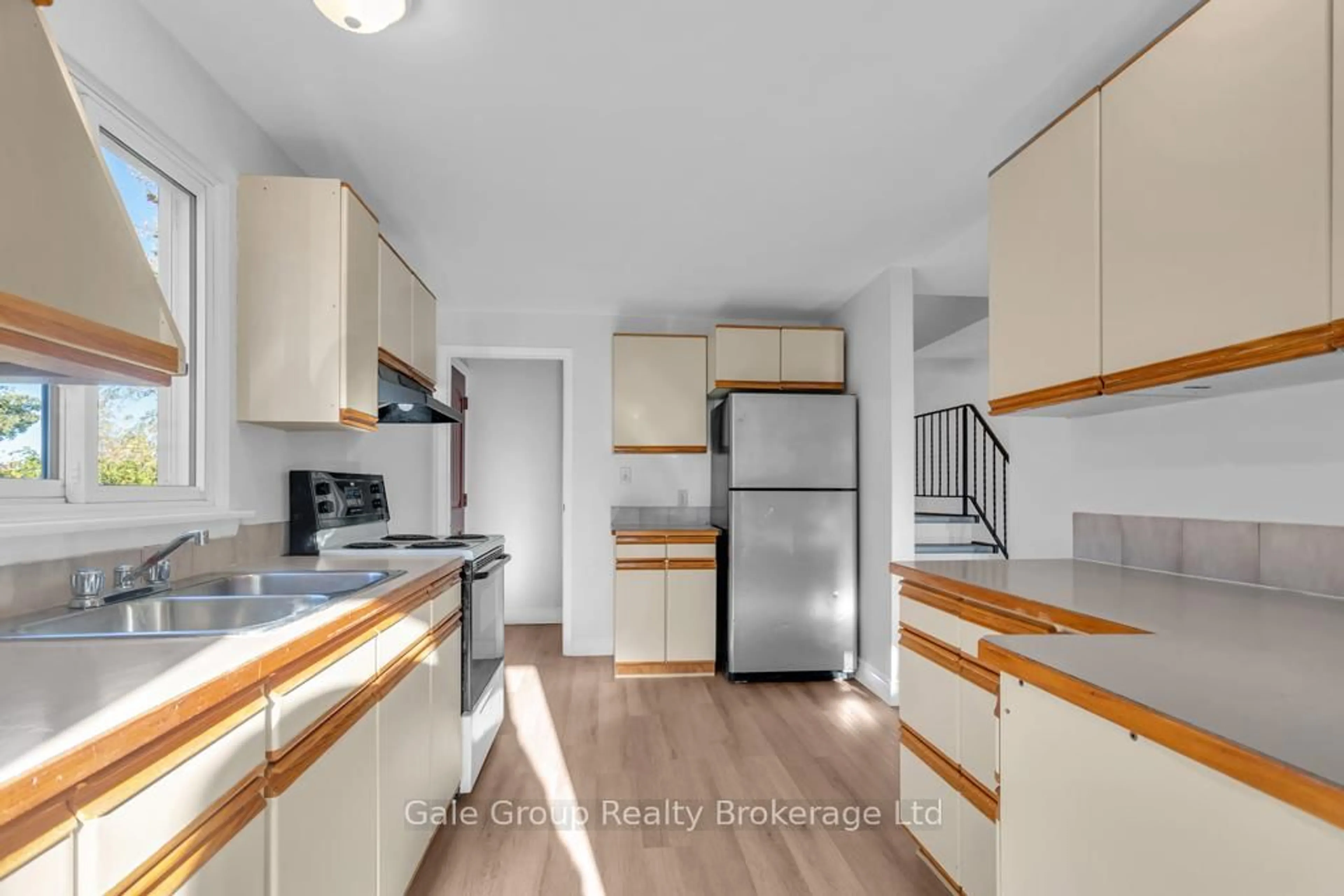 Standard kitchen, wood/laminate floor for 63 Tennyson St, Woodstock Ontario N4S 8B3