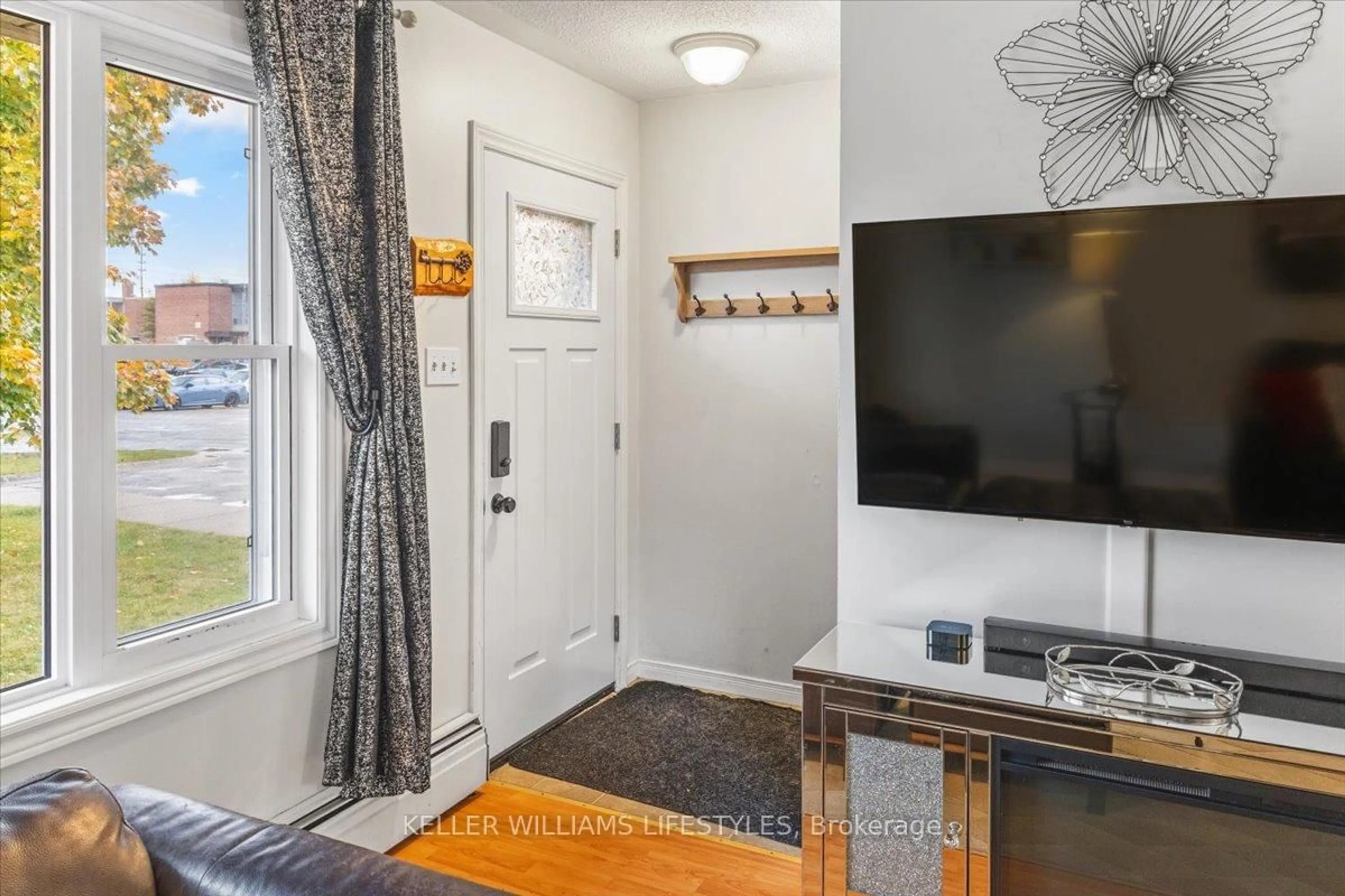 Indoor entryway for 963 NOTRE DAME Dr, London South Ontario N6J 3C3