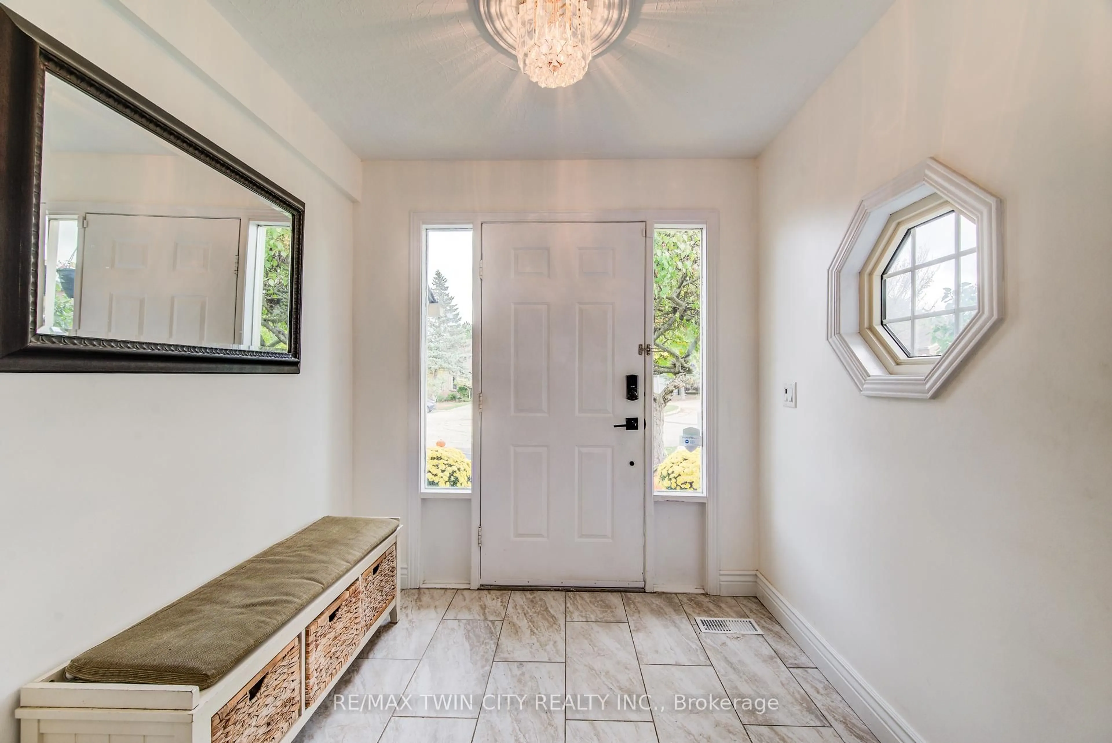 Indoor entryway for 295 Wiltshire Pl, Waterloo Ontario N2T 1R3